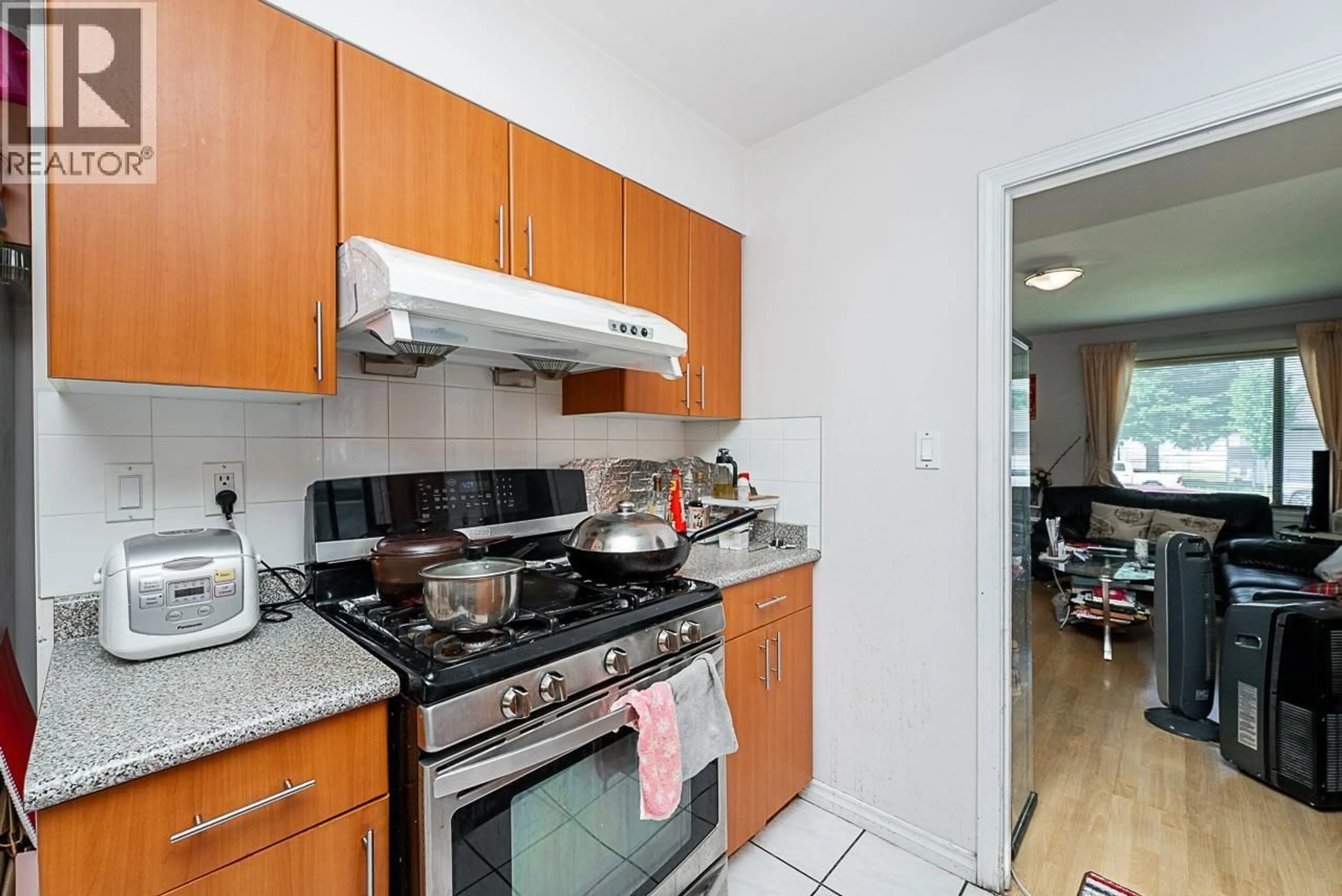 Standard kitchen, unknown for 942 NANAIMO STREET, Vancouver British Columbia V5L4S9