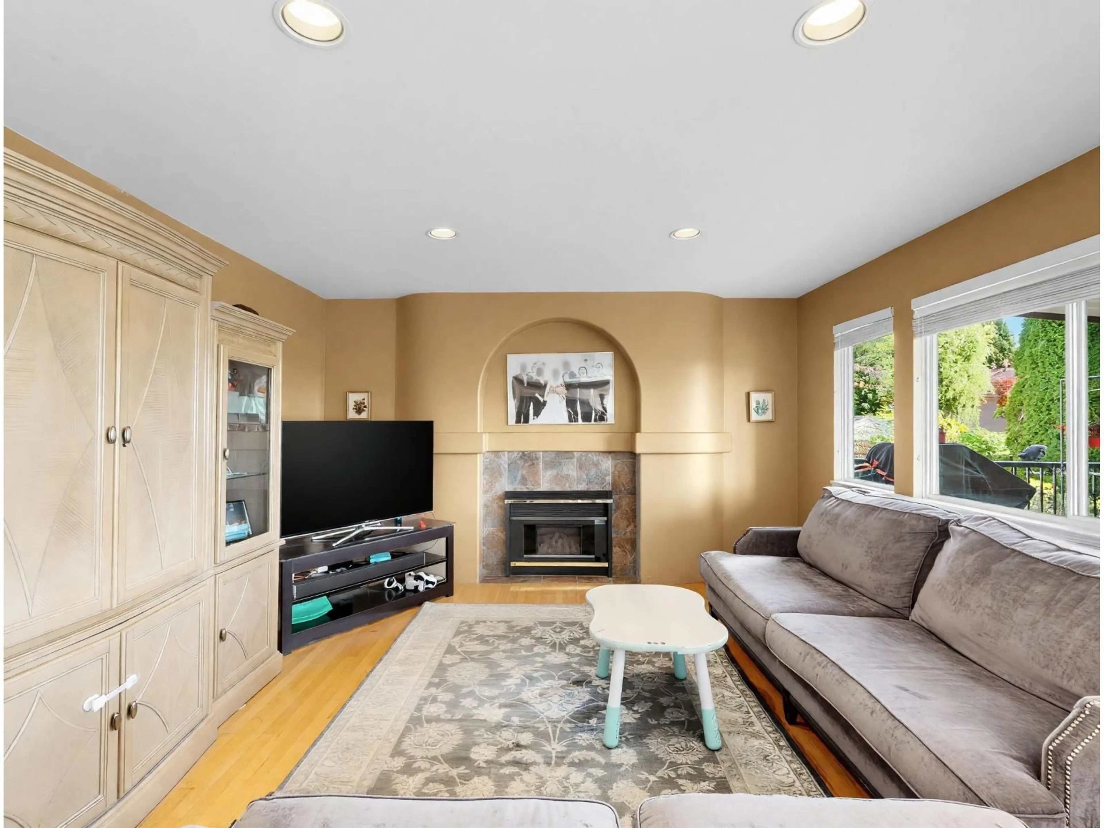 Living room with furniture, unknown for 15390 80A AVENUE, Surrey British Columbia V3S7X7