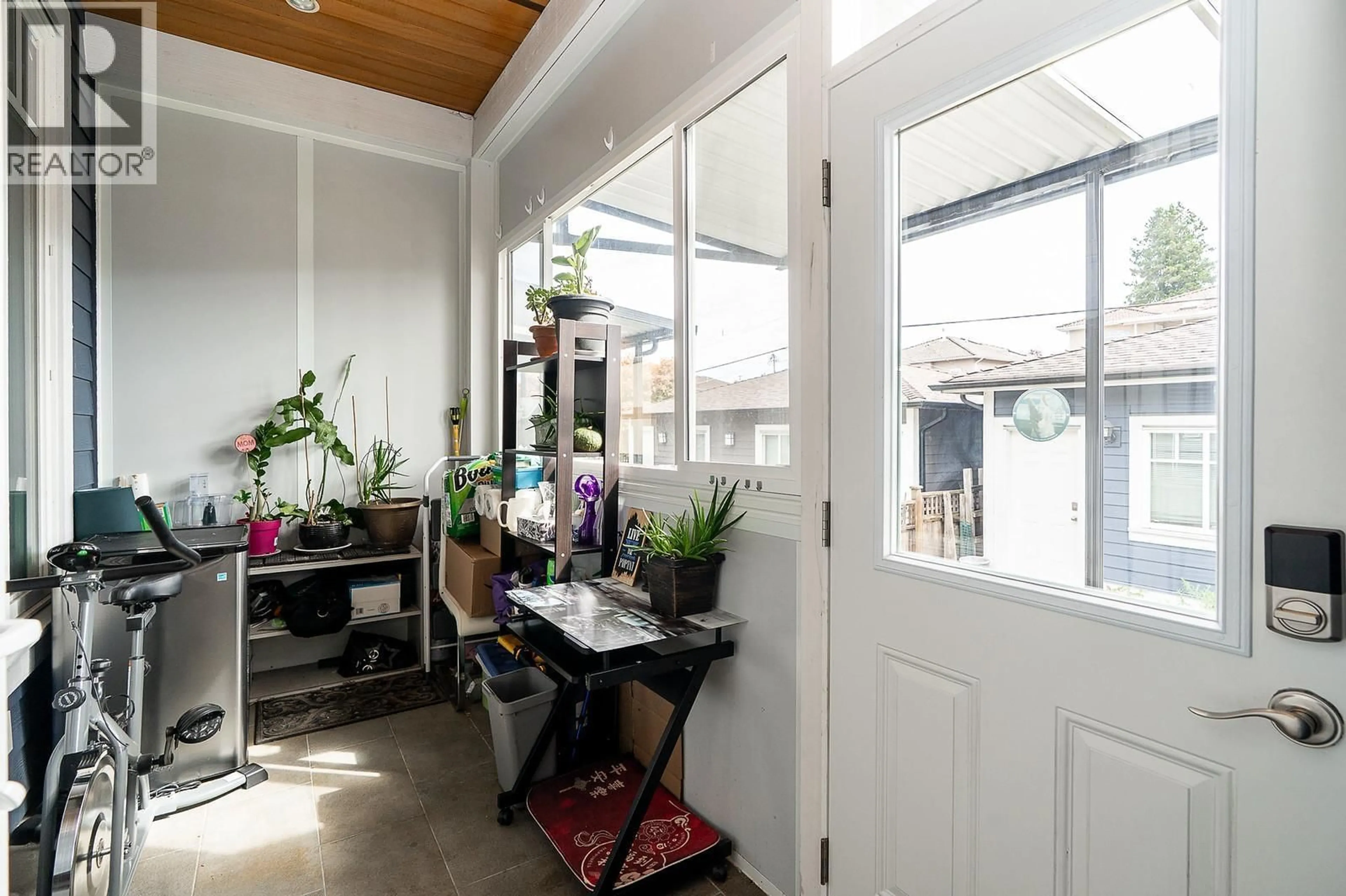 Indoor entryway for 3032 16TH AVENUE, Vancouver British Columbia V5M2M5