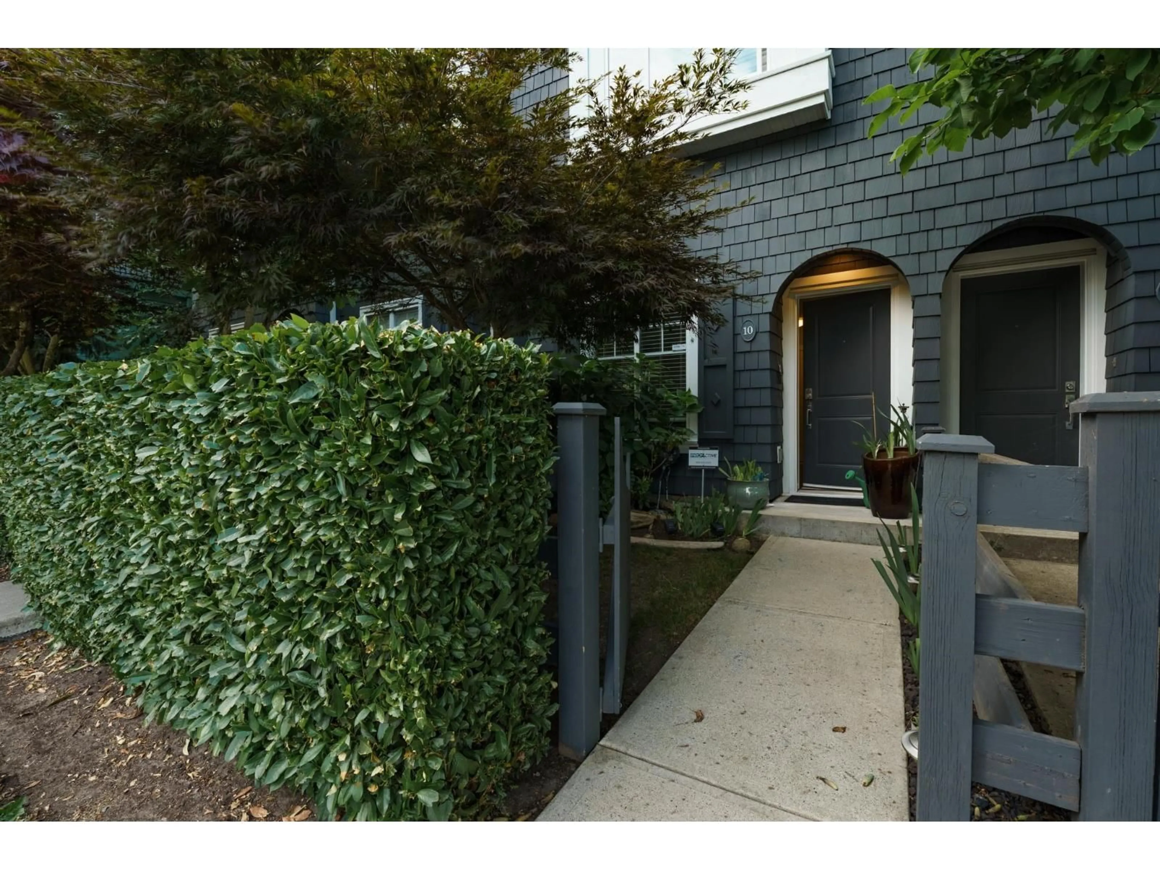 Indoor entryway for 10 - 14955 60 AVENUE, Surrey British Columbia V3S1R4