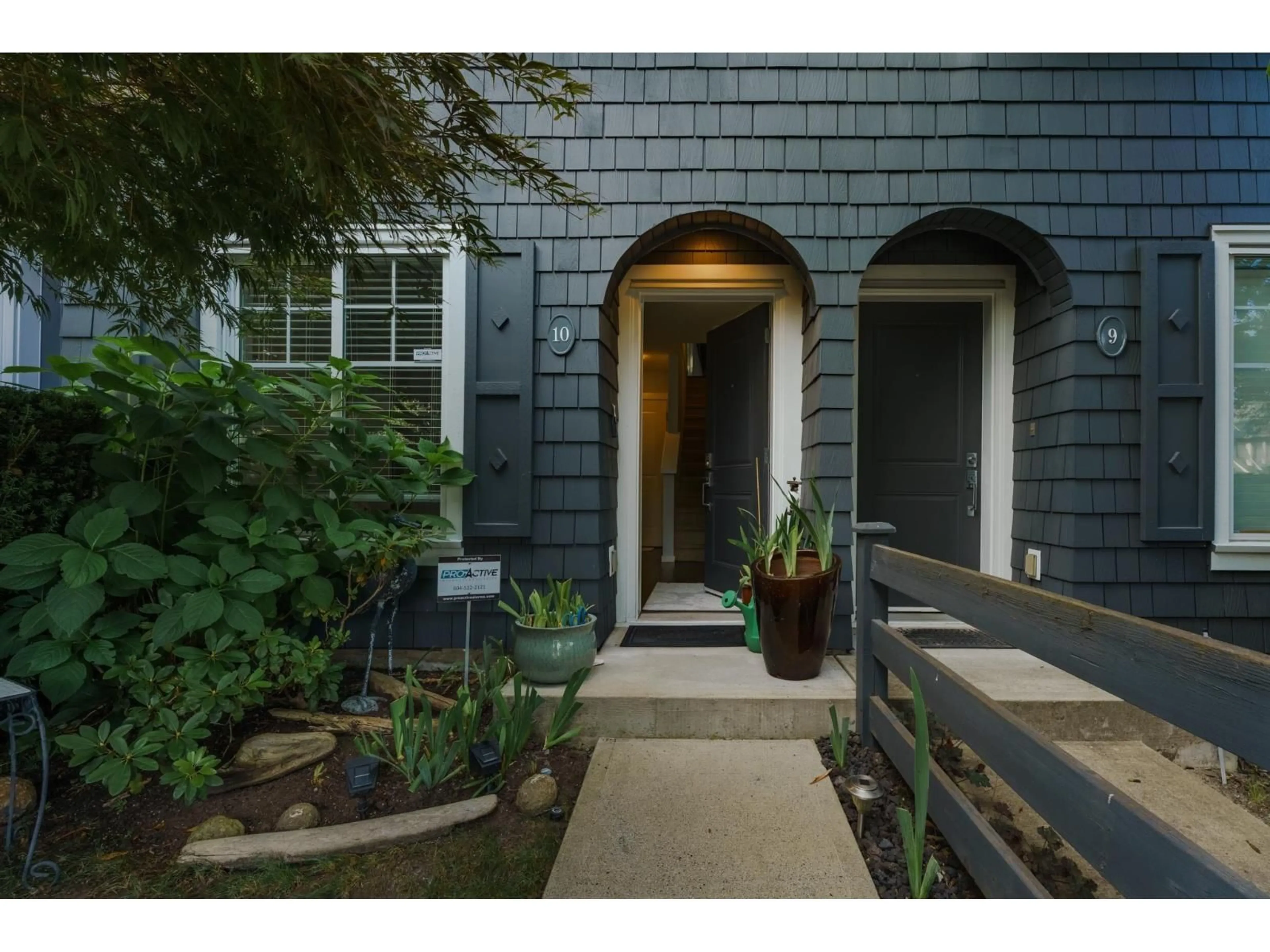 Indoor entryway for 10 - 14955 60 AVENUE, Surrey British Columbia V3S1R4