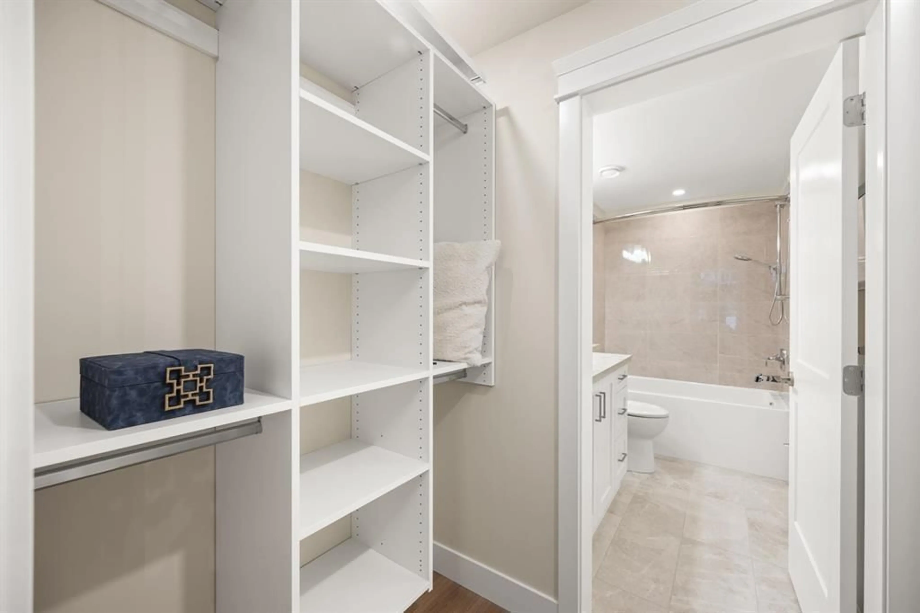 Standard bathroom, ceramic/tile floor for 307 - 11063 RAVINE ROAD, Surrey British Columbia V3T3X5