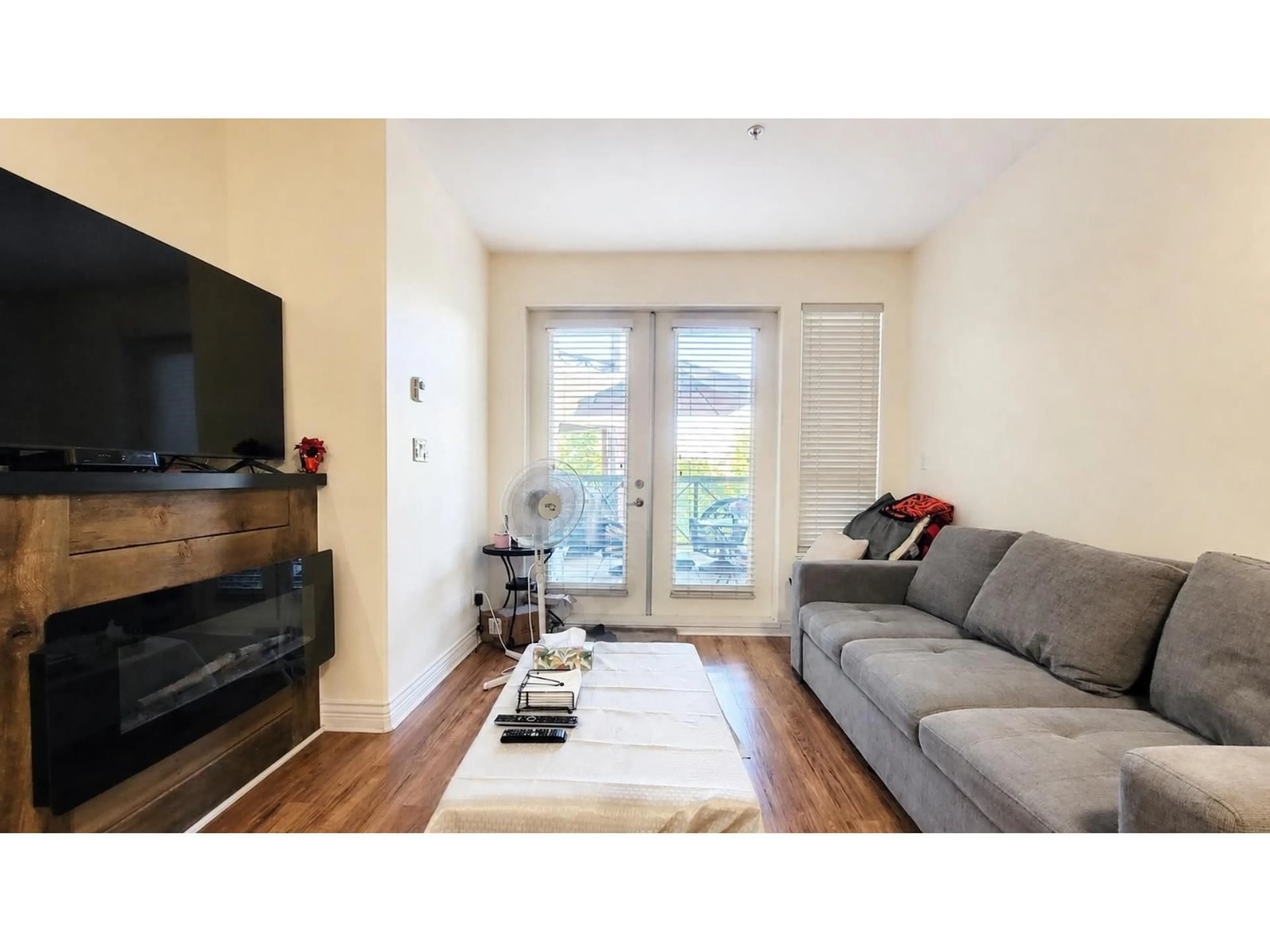 Living room with furniture, wood/laminate floor for 217 - 2970 KING GEORGE BOULEVARD, Surrey British Columbia V4P0E6