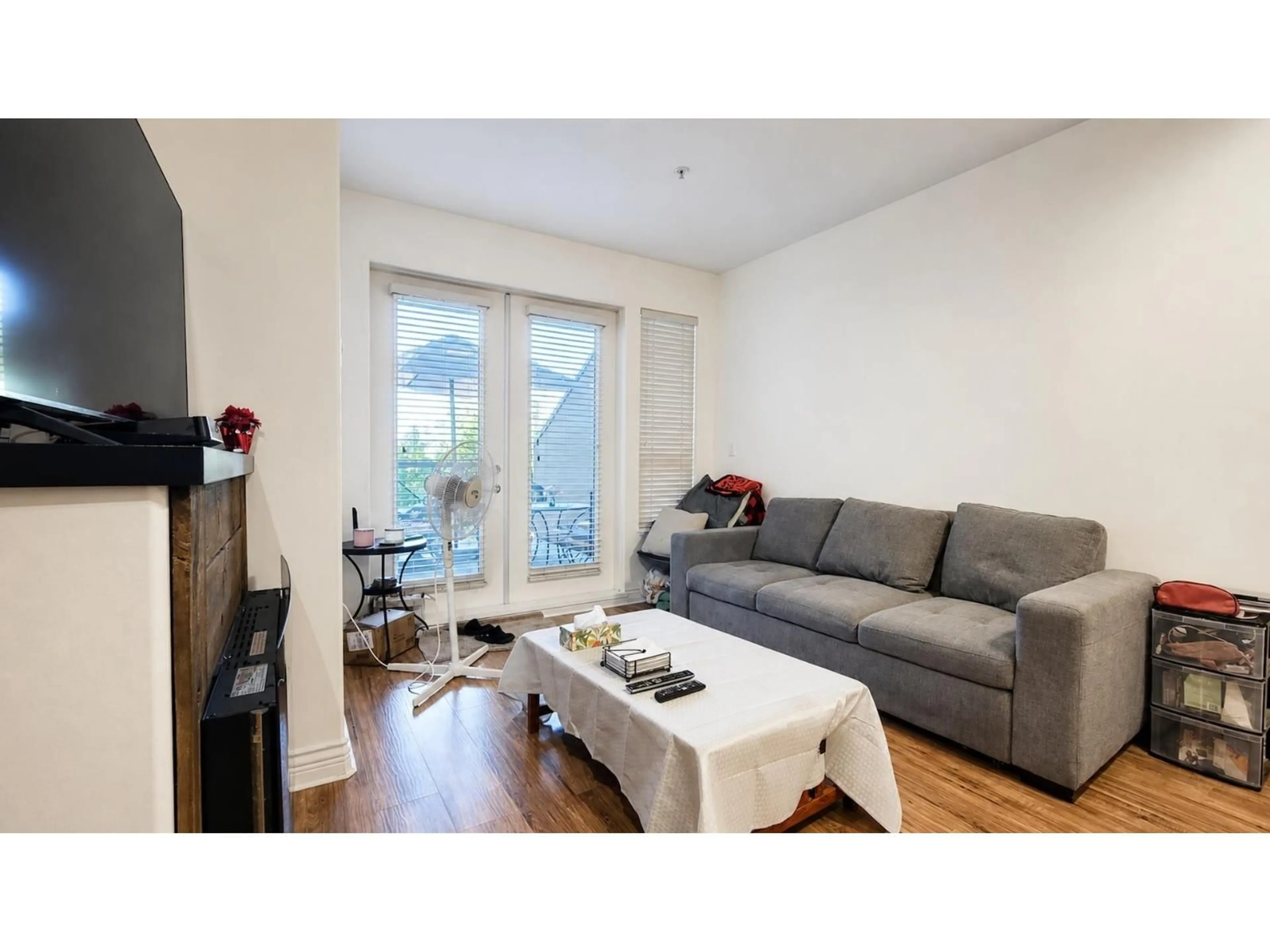Living room with furniture, wood/laminate floor for 217 - 2970 KING GEORGE BOULEVARD, Surrey British Columbia V4P0E6