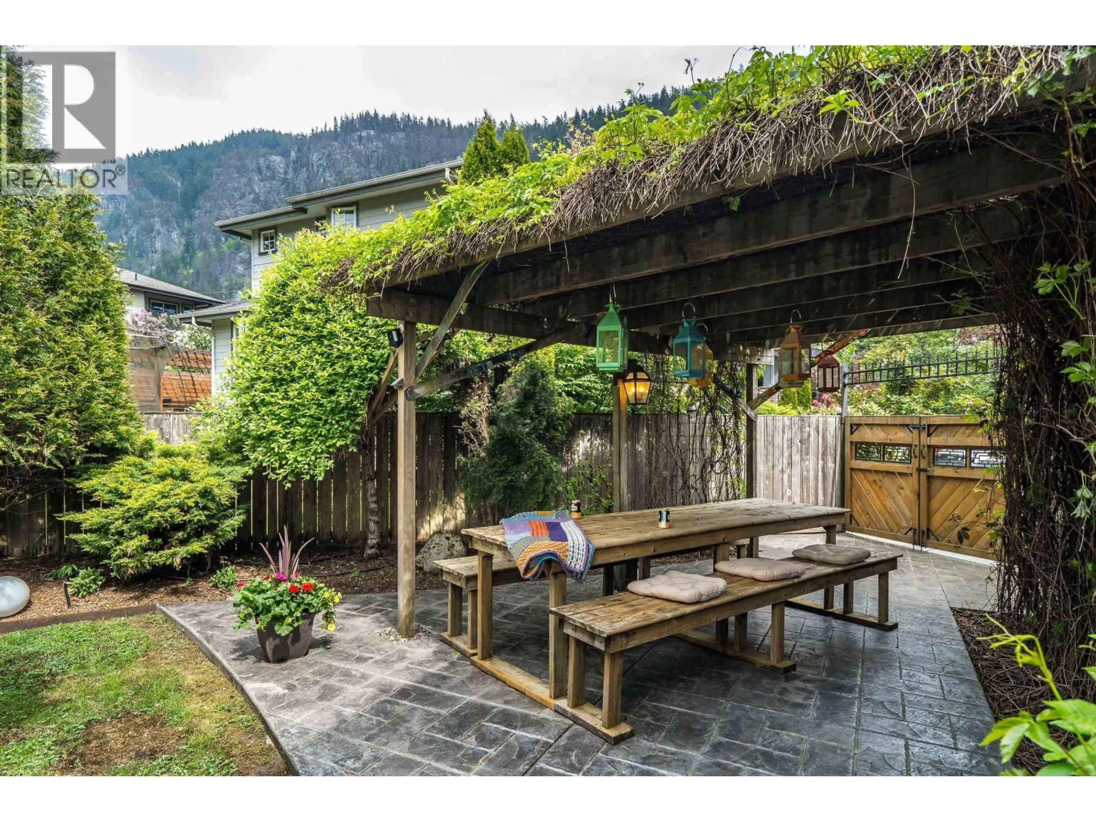 Patio, mountain view for 41743 HONEY LANE, Squamish British Columbia V0N1H0