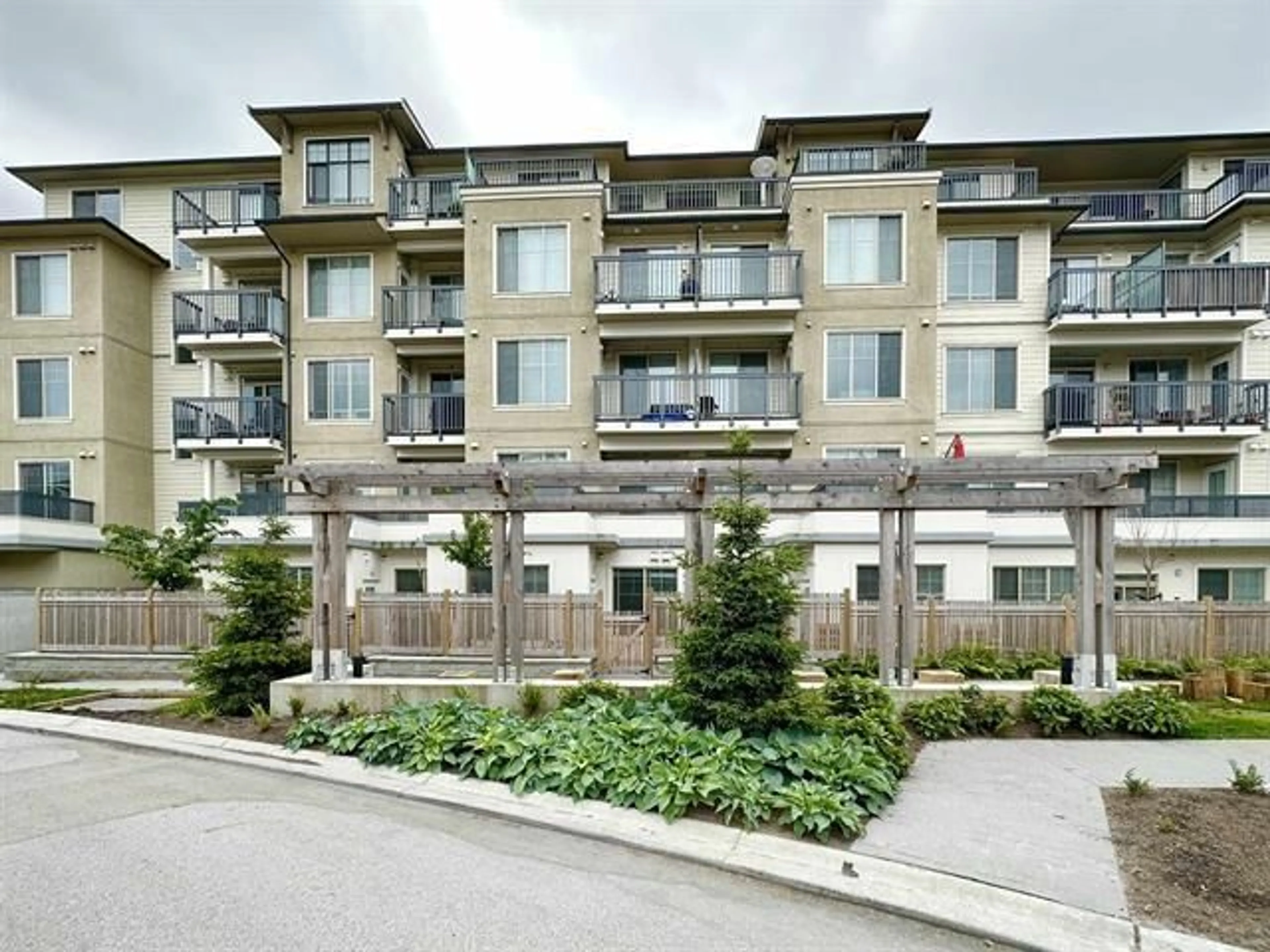 Patio, unknown for B105 - 20487 65 AVENUE, Langley British Columbia V2Y3K5