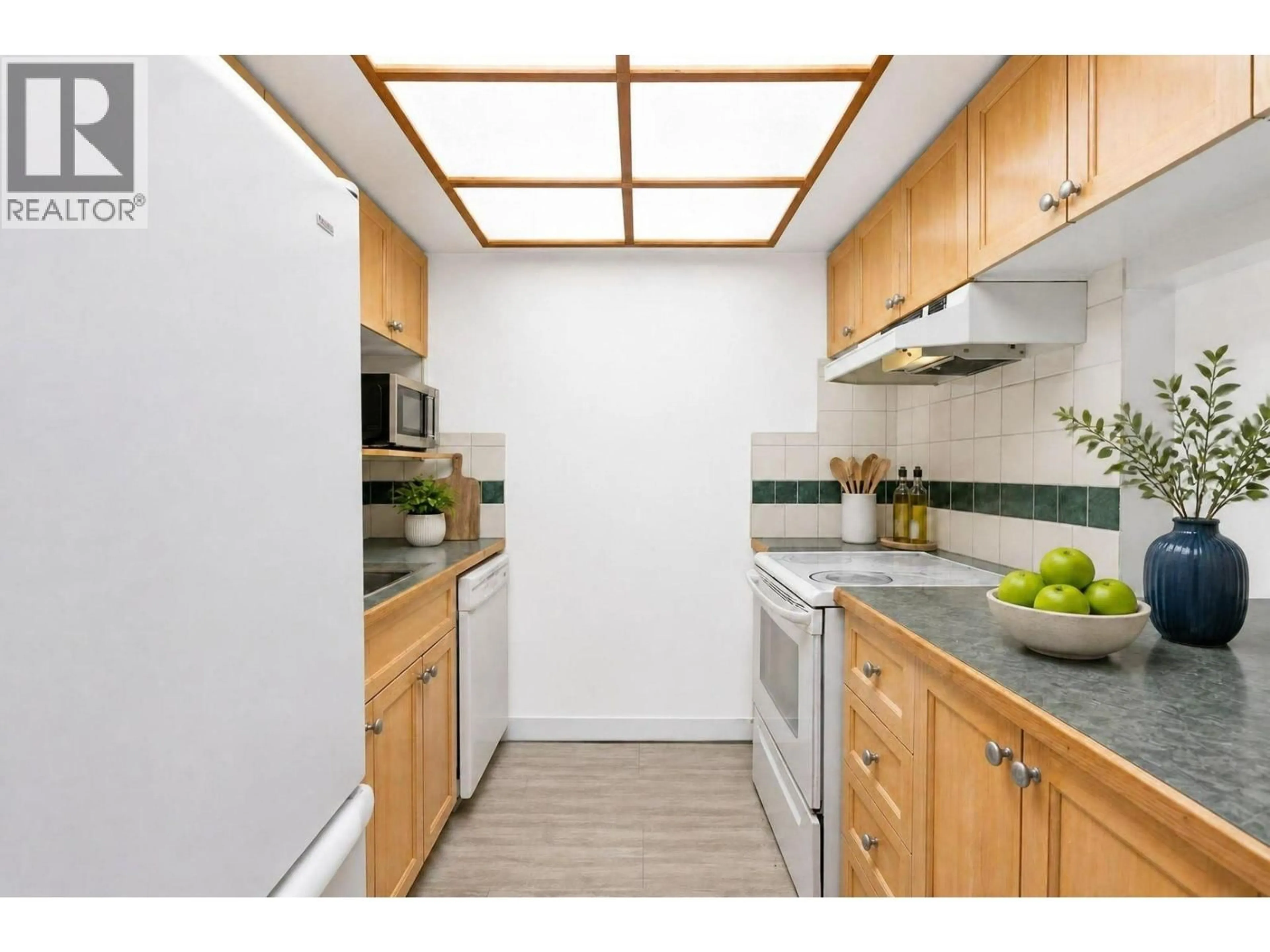 Standard kitchen, unknown for 104 - 2181 PANORAMA DRIVE, North Vancouver British Columbia V7G1V3