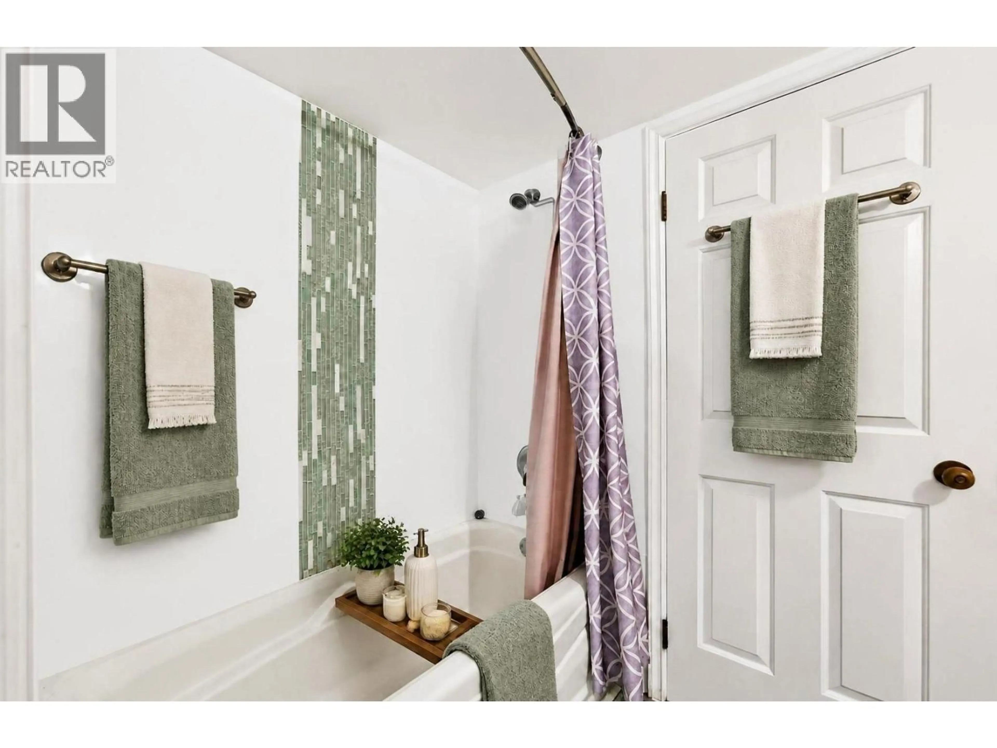 Contemporary bathroom, ceramic/tile floor for 104 - 2181 PANORAMA DRIVE, North Vancouver British Columbia V7G1V3