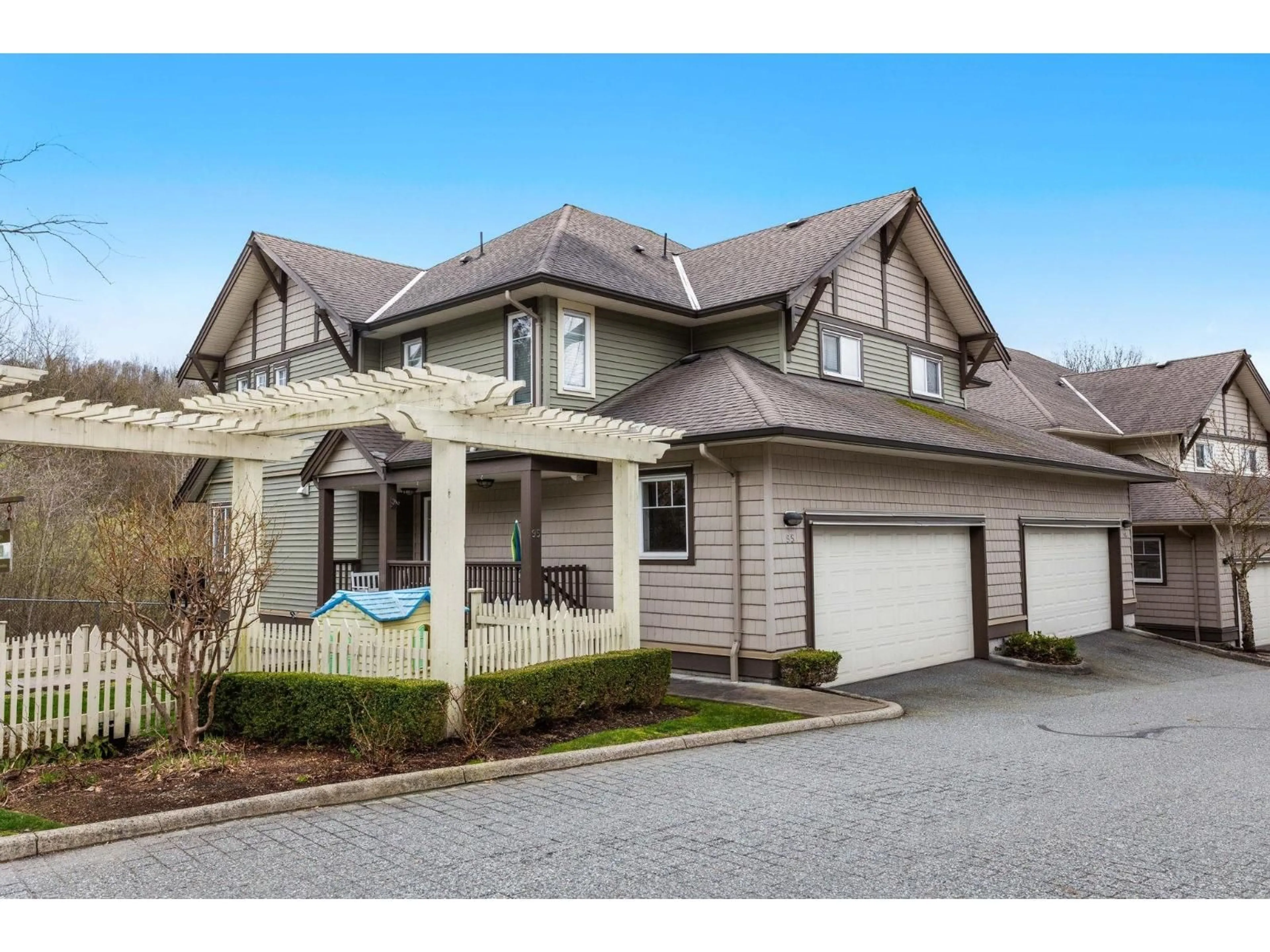 Home with vinyl exterior material, street for 95 - 4401 BLAUSON BOULEVARD, Abbotsford British Columbia V3G0A4