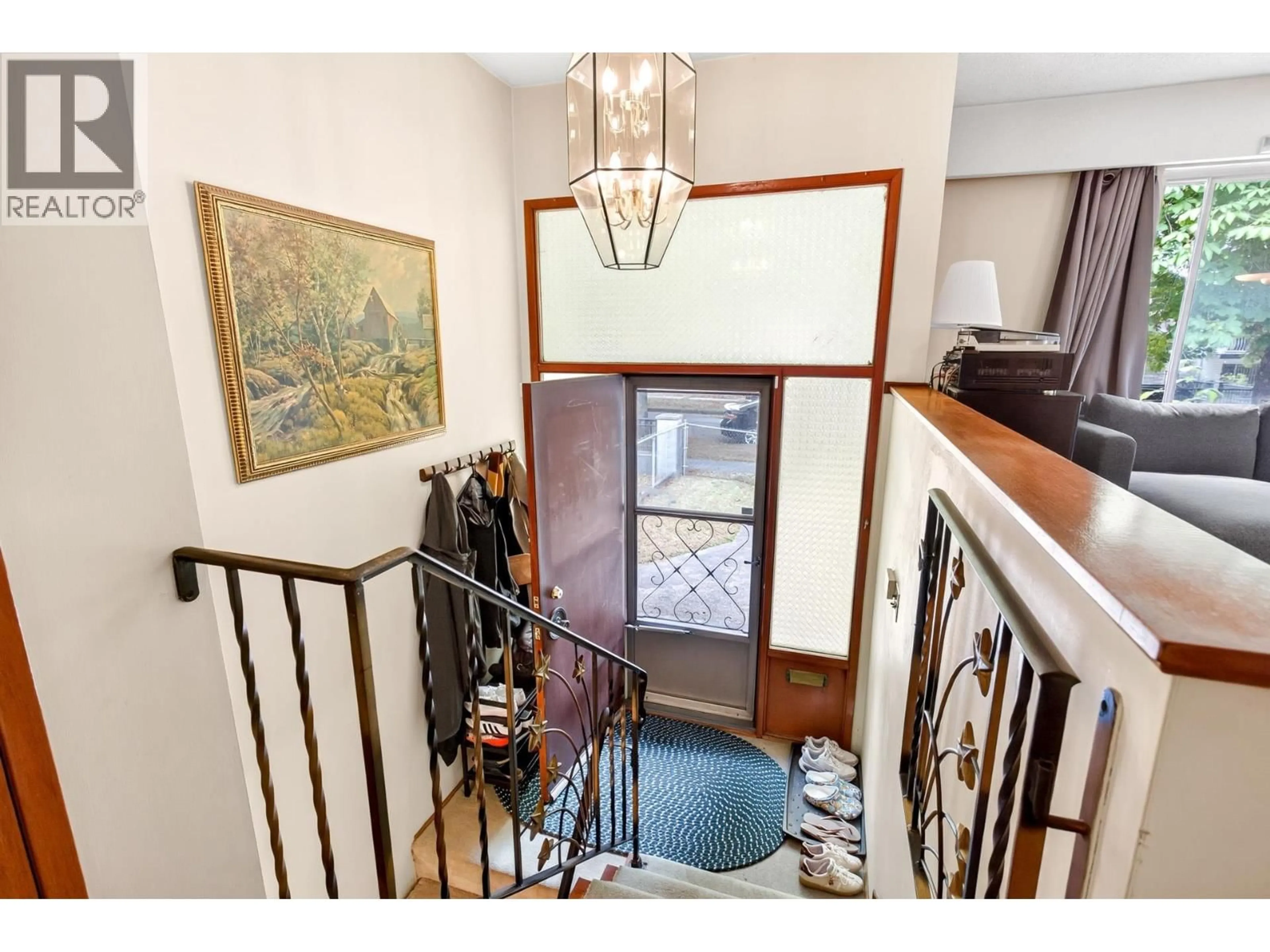 Indoor foyer for 2175 WAVERLEY AVENUE, Vancouver British Columbia V5P1R4