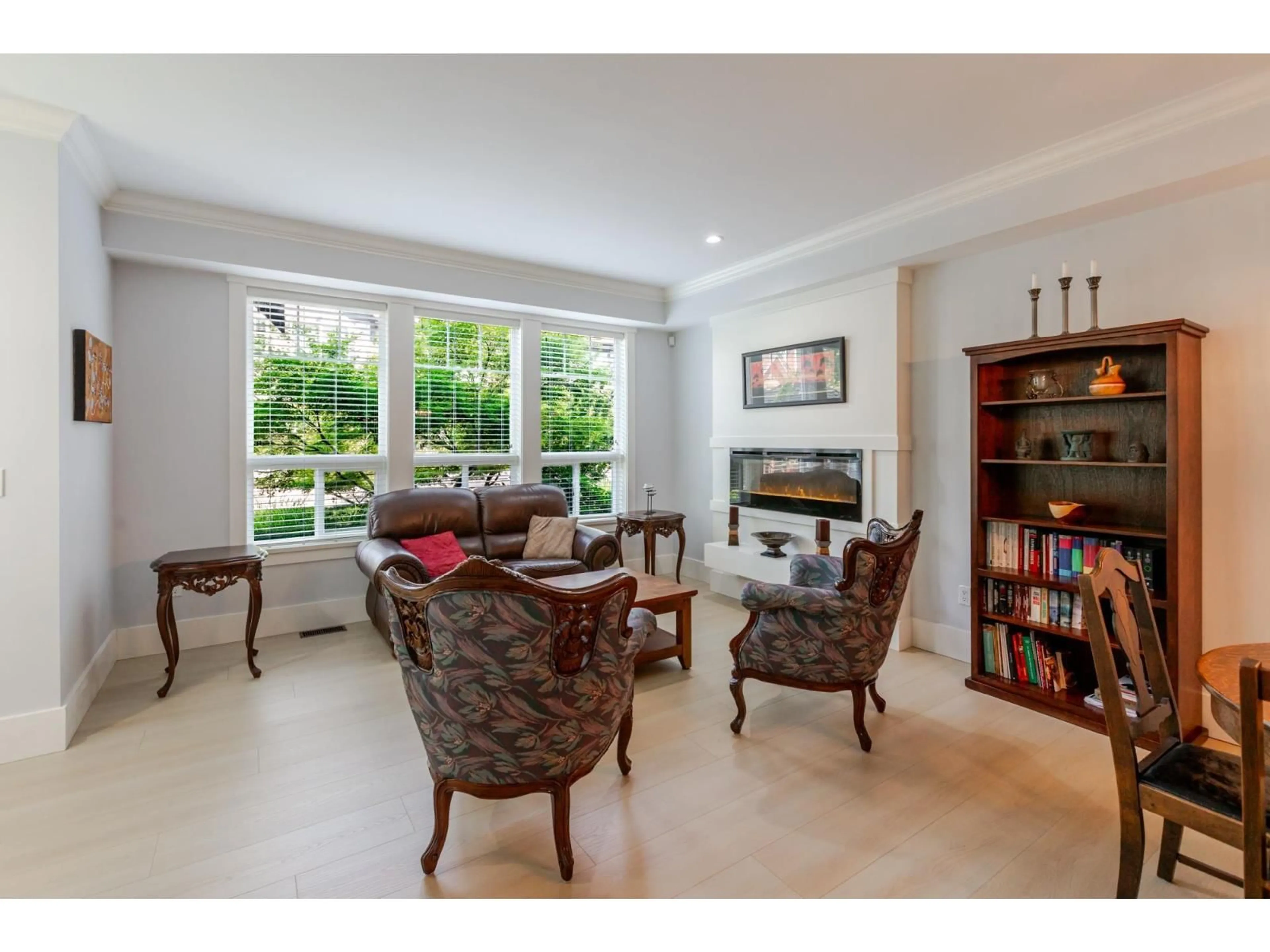 Living room with furniture, unknown for 5 - 14877 60 AVENUE, Surrey British Columbia V3S1R8