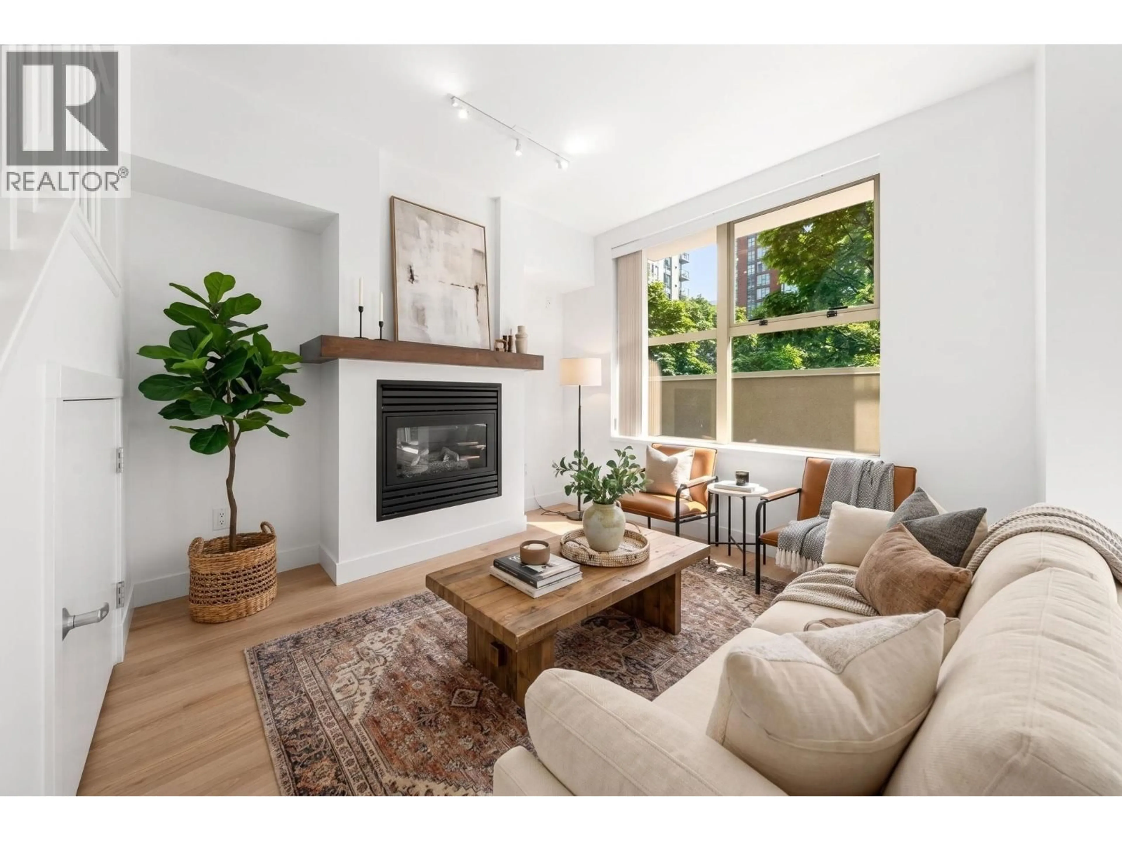 Living room with furniture, wood/laminate floor for TH9 - 969 RICHARDS STREET, Vancouver British Columbia V6B1A8