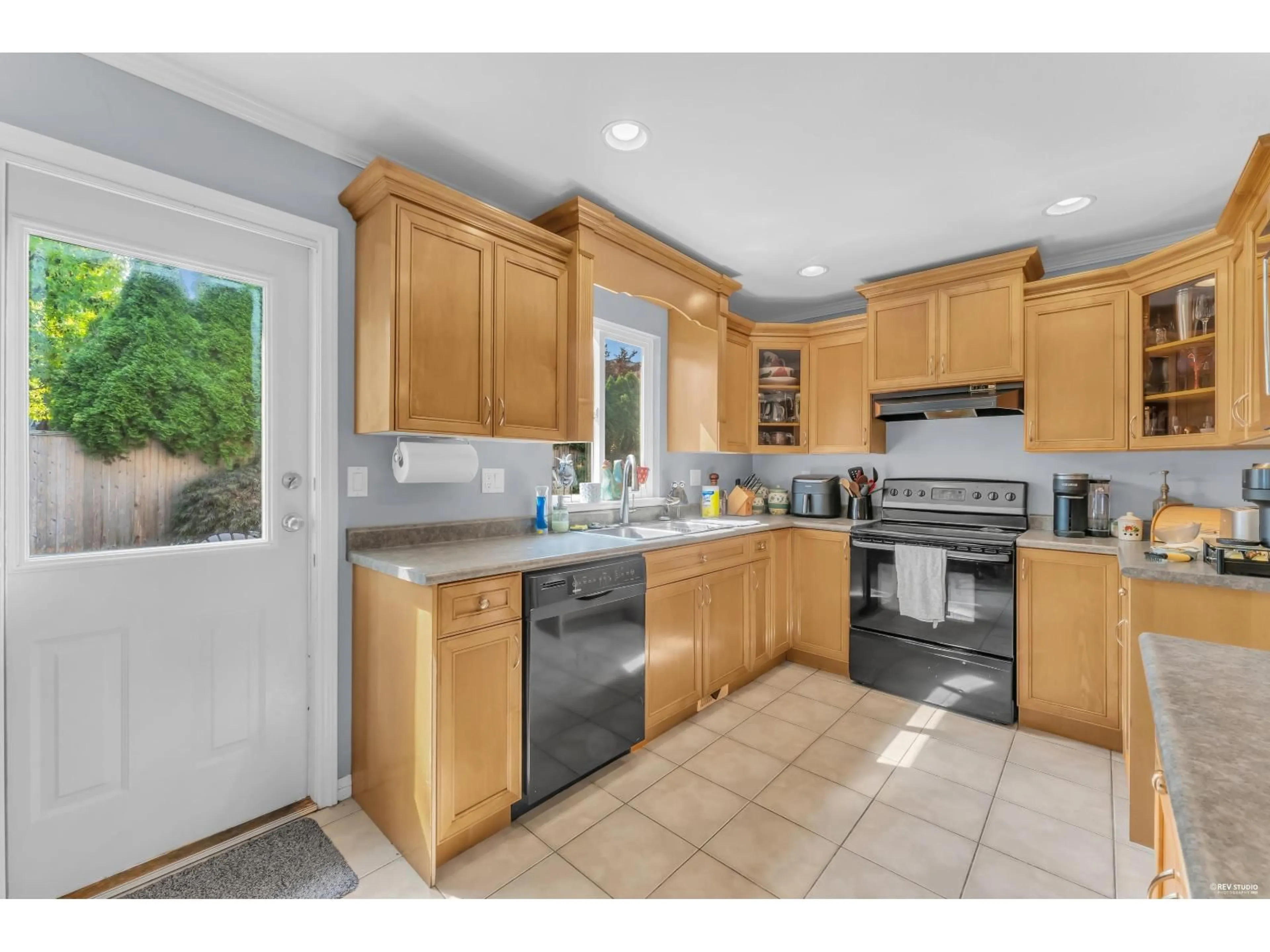 Open concept kitchen, ceramic/tile floor for 8333 167A STREET, Surrey British Columbia V4N5E7