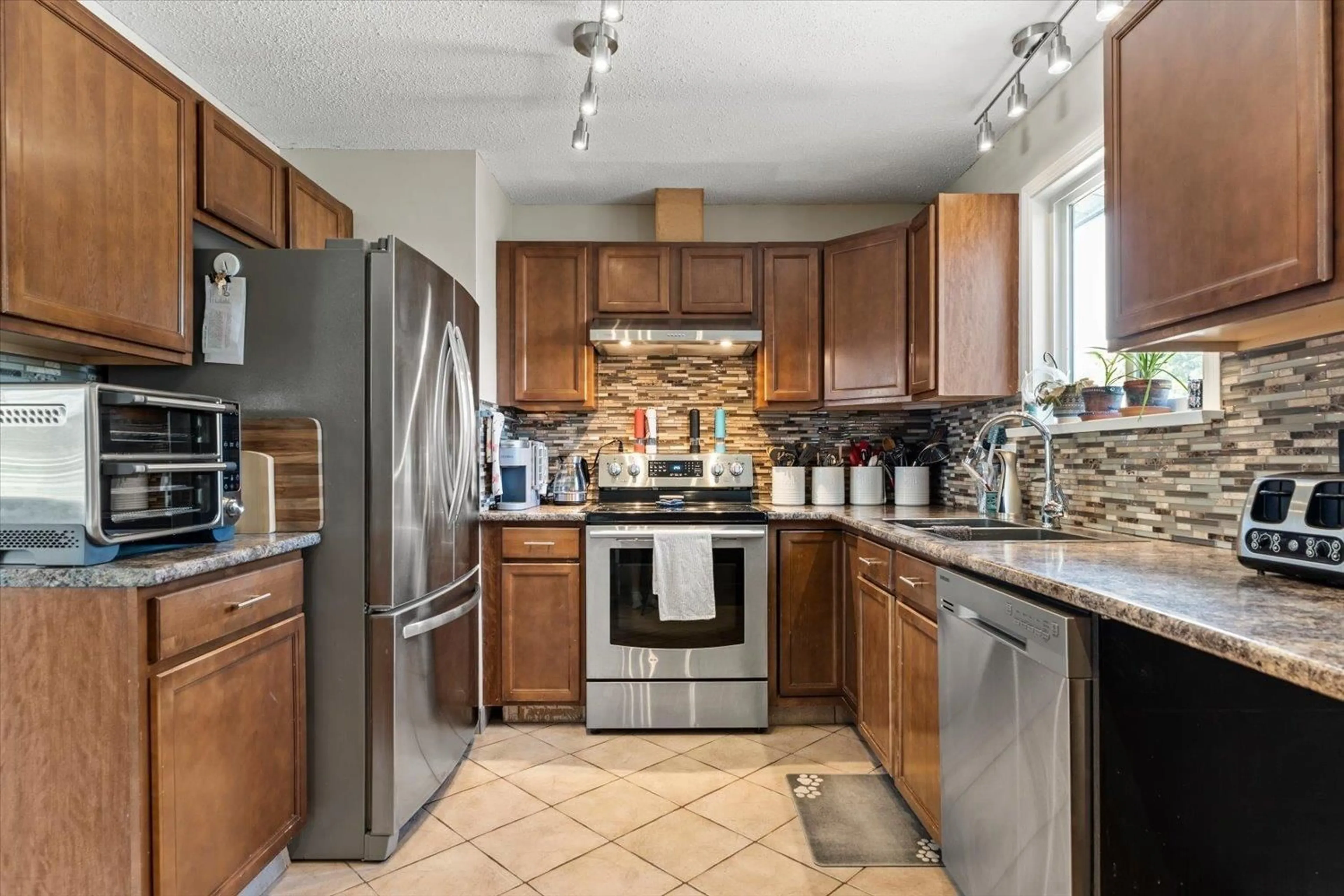 Standard kitchen, ceramic/tile floor for 9334 JAMES STREET, Chilliwack British Columbia V2P6G9