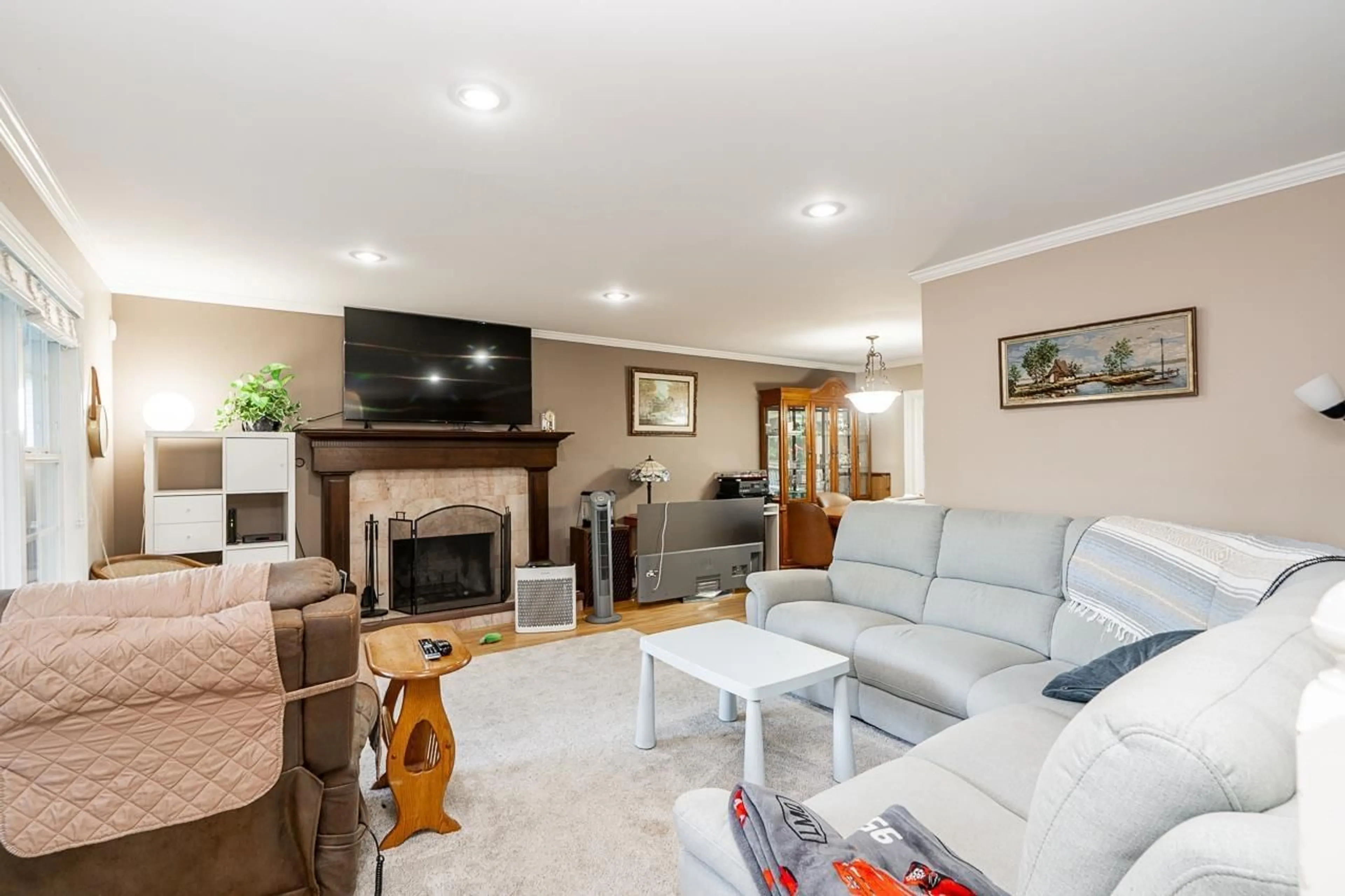 Living room with furniture, unknown for 19860 35 AVENUE, Langley British Columbia V3A2P6
