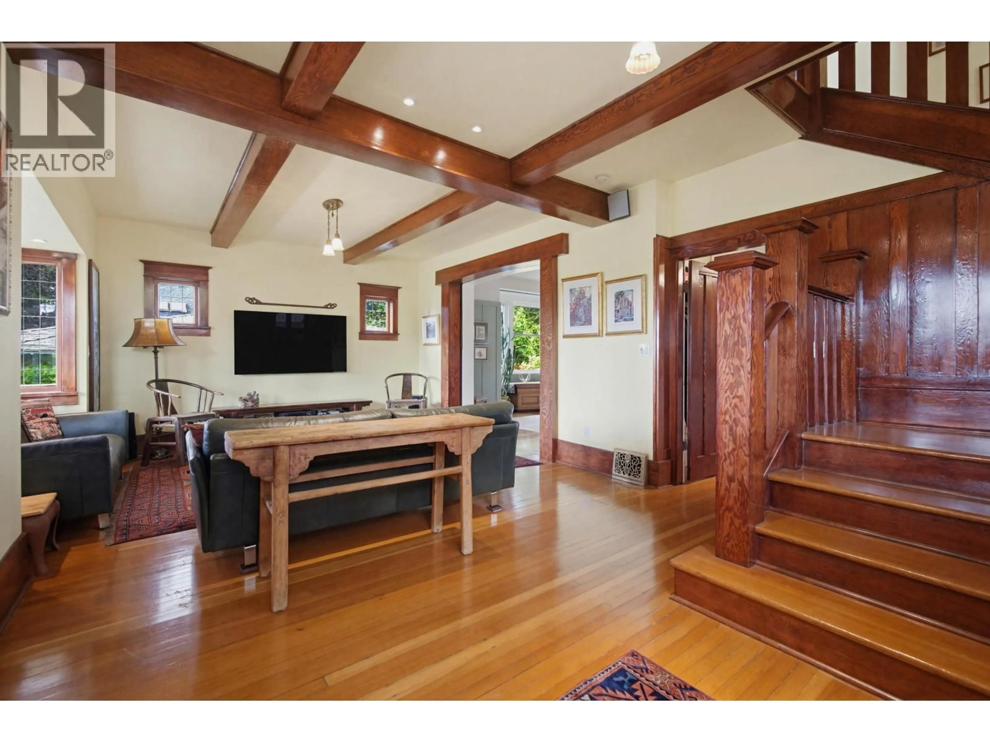 Indoor foyer for 819 EIGHTH AVENUE, New Westminster British Columbia V3M2R4