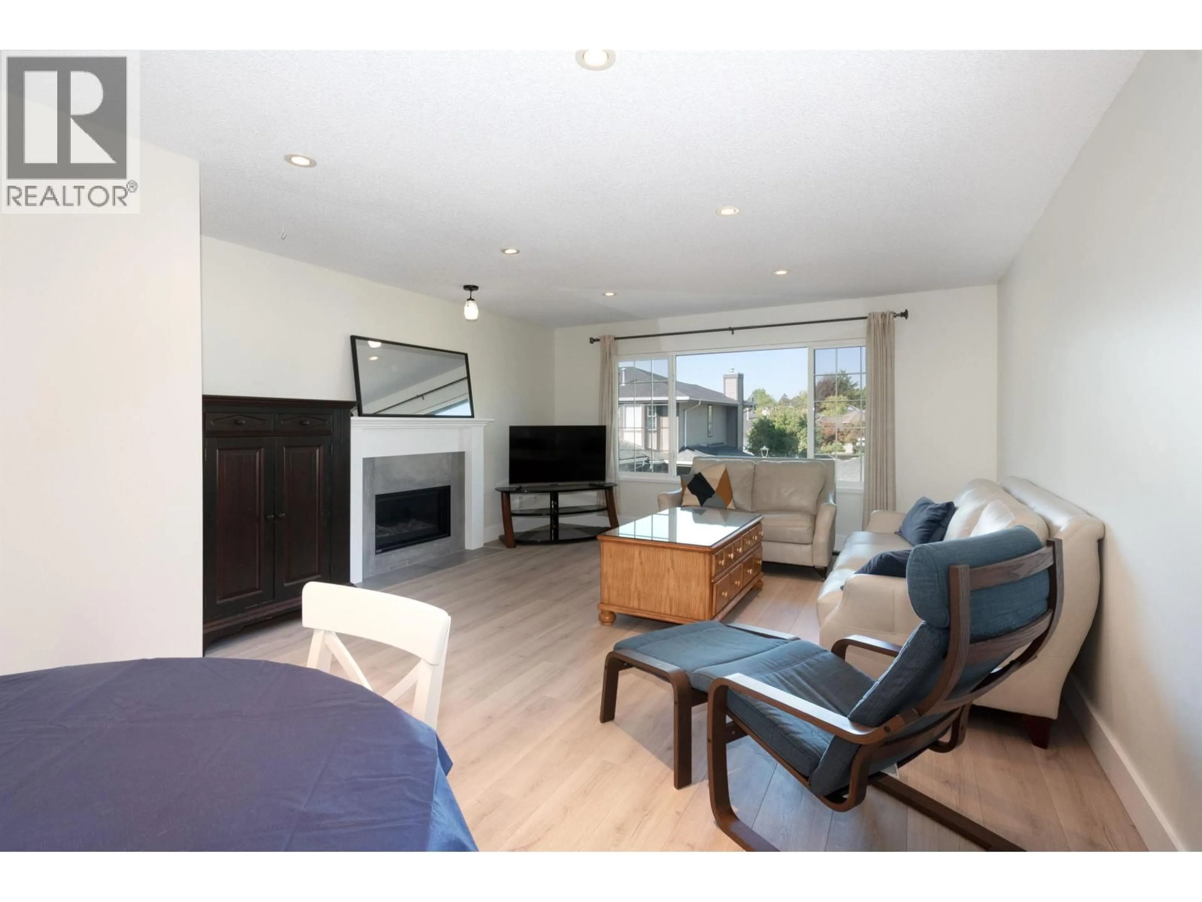 Living room with furniture, wood/laminate floor for 138 - 1140 CASTLE CRESCENT, Port Coquitlam British Columbia V3C5R1