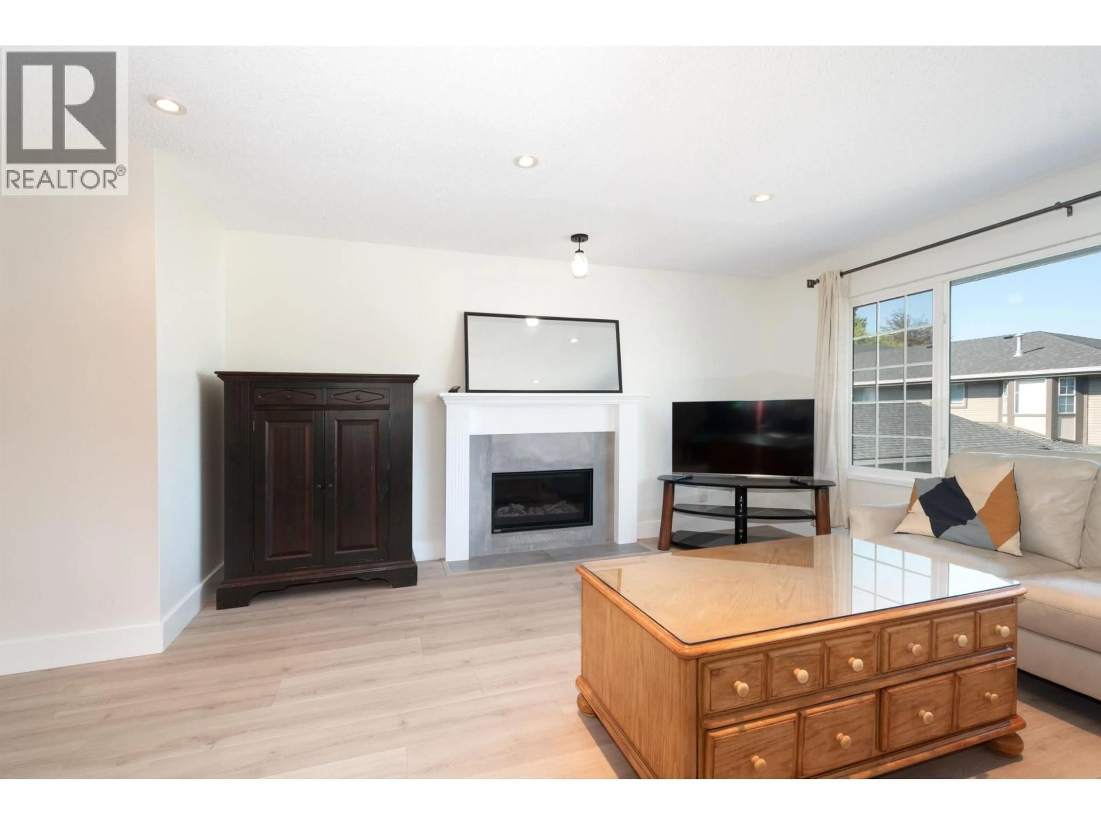 Living room with furniture, wood/laminate floor for 138 - 1140 CASTLE CRESCENT, Port Coquitlam British Columbia V3C5R1