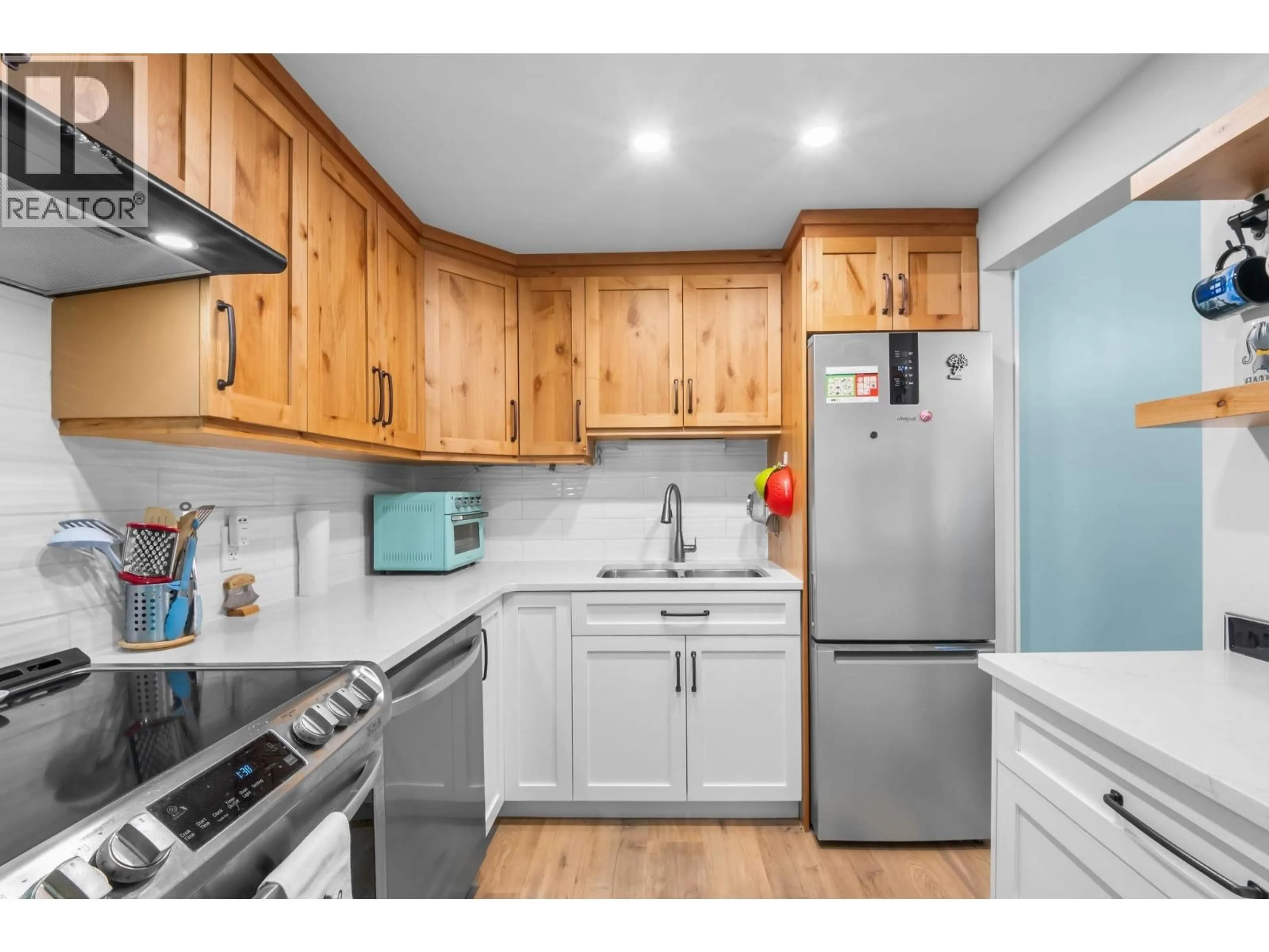 Standard kitchen, wood/laminate floor for 105 - 225 MOWAT STREET, New Westminster British Columbia V3M4B1