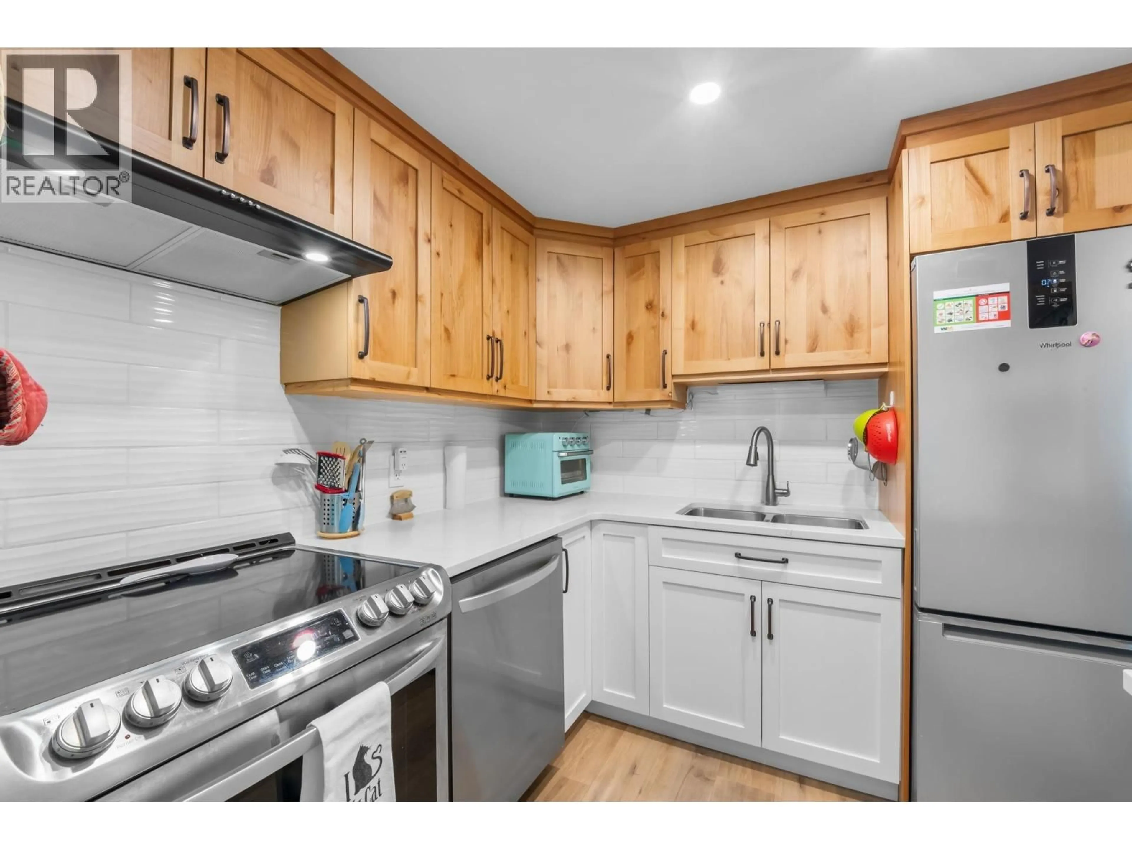 Standard kitchen, wood/laminate floor for 105 - 225 MOWAT STREET, New Westminster British Columbia V3M4B1