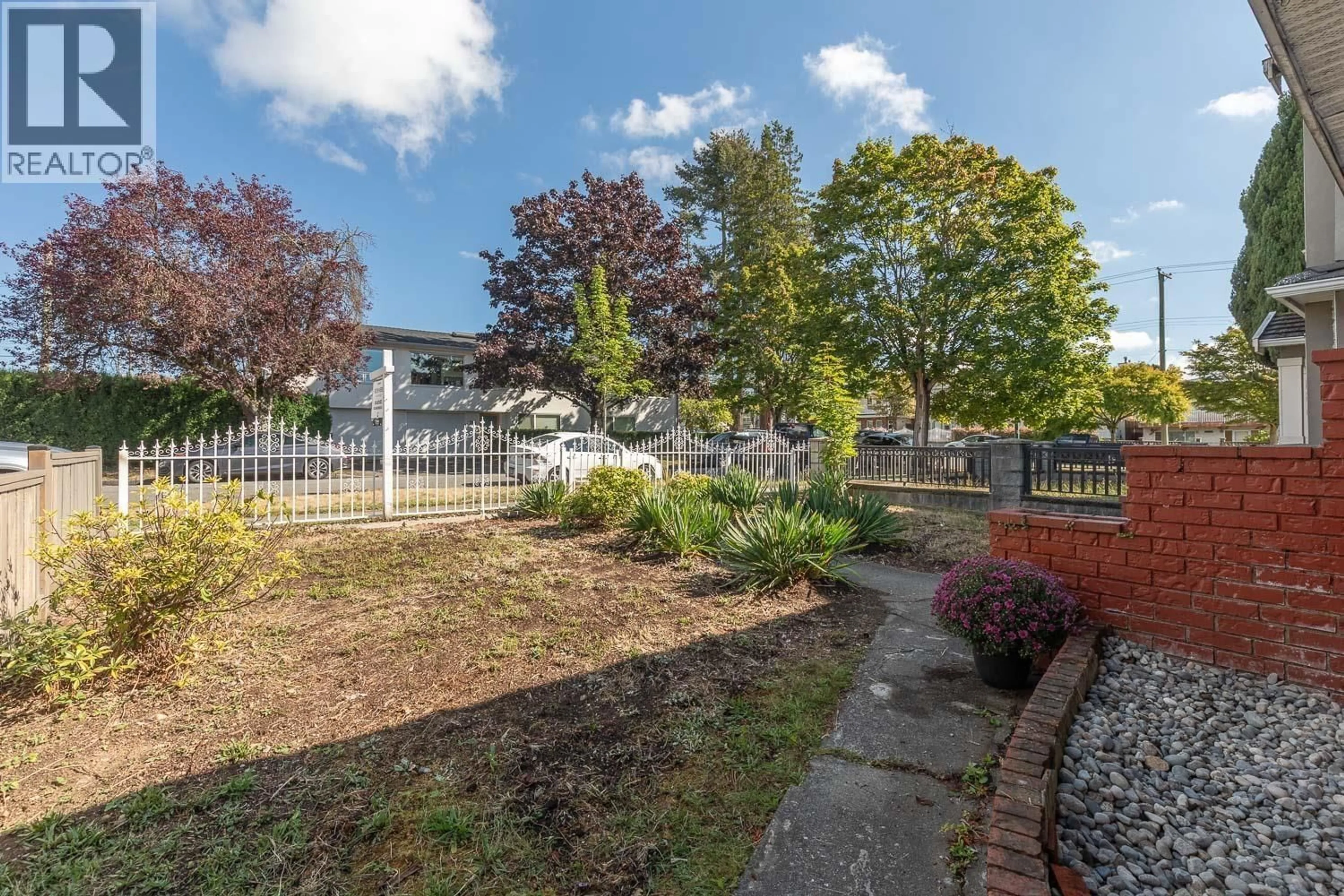 A pic from outside/outdoor area/front of a property/back of a property/a pic from drone, street for 380 58TH AVENUE, Vancouver British Columbia V5X1V9