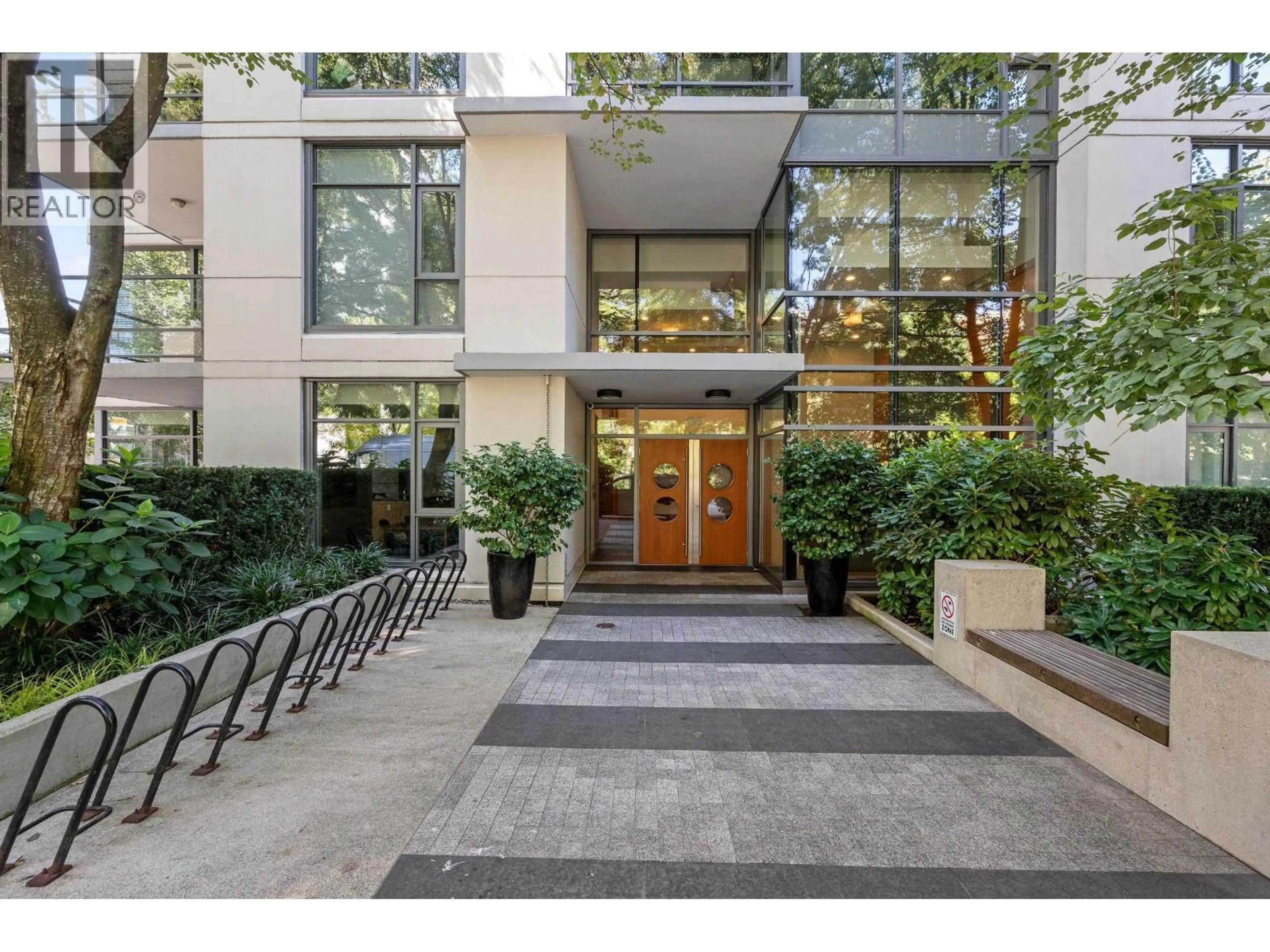 Indoor foyer for 205 - 135 2ND STREET, North Vancouver British Columbia V7M0C5
