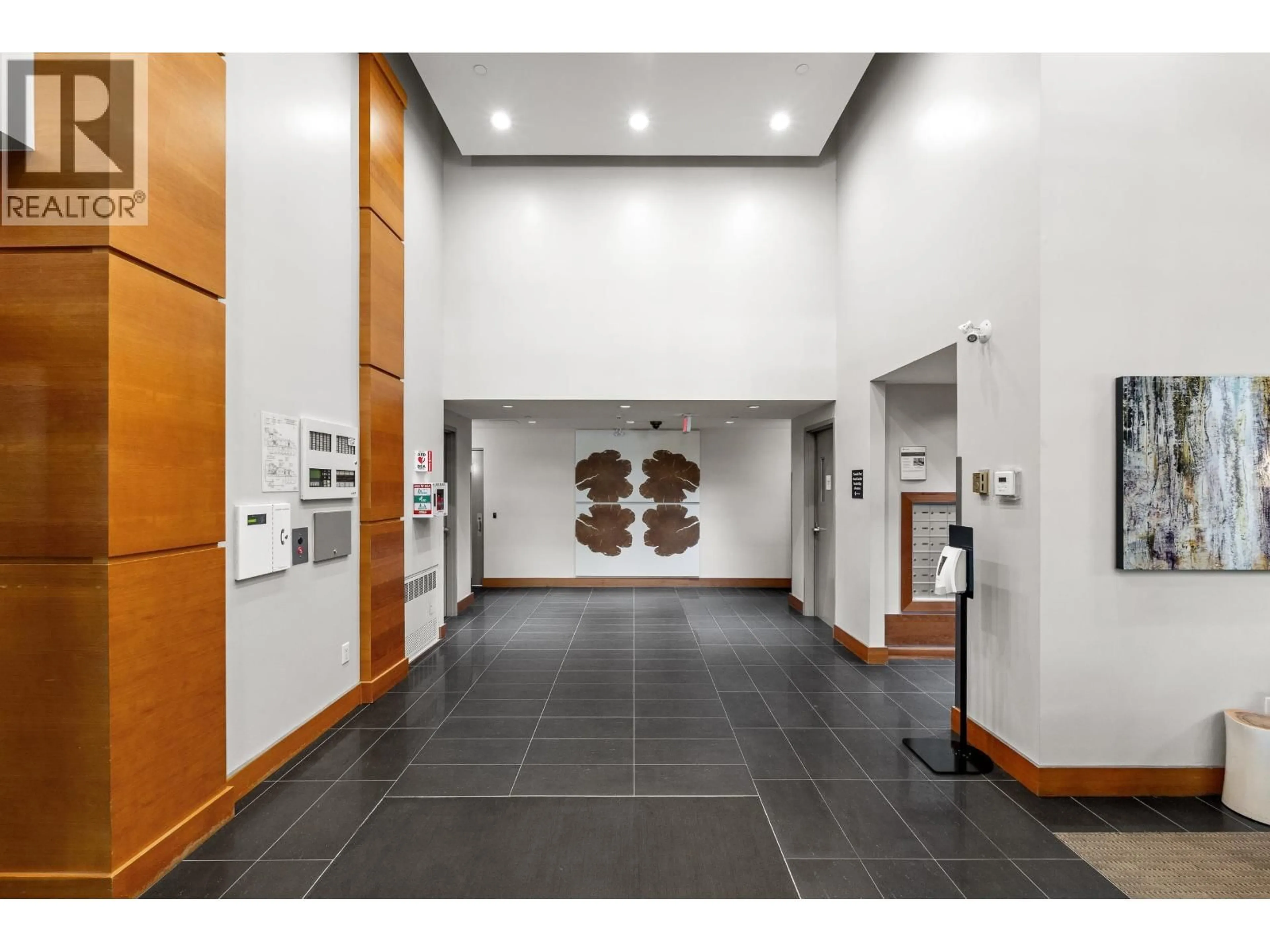 Indoor foyer for 205 - 135 2ND STREET, North Vancouver British Columbia V7M0C5