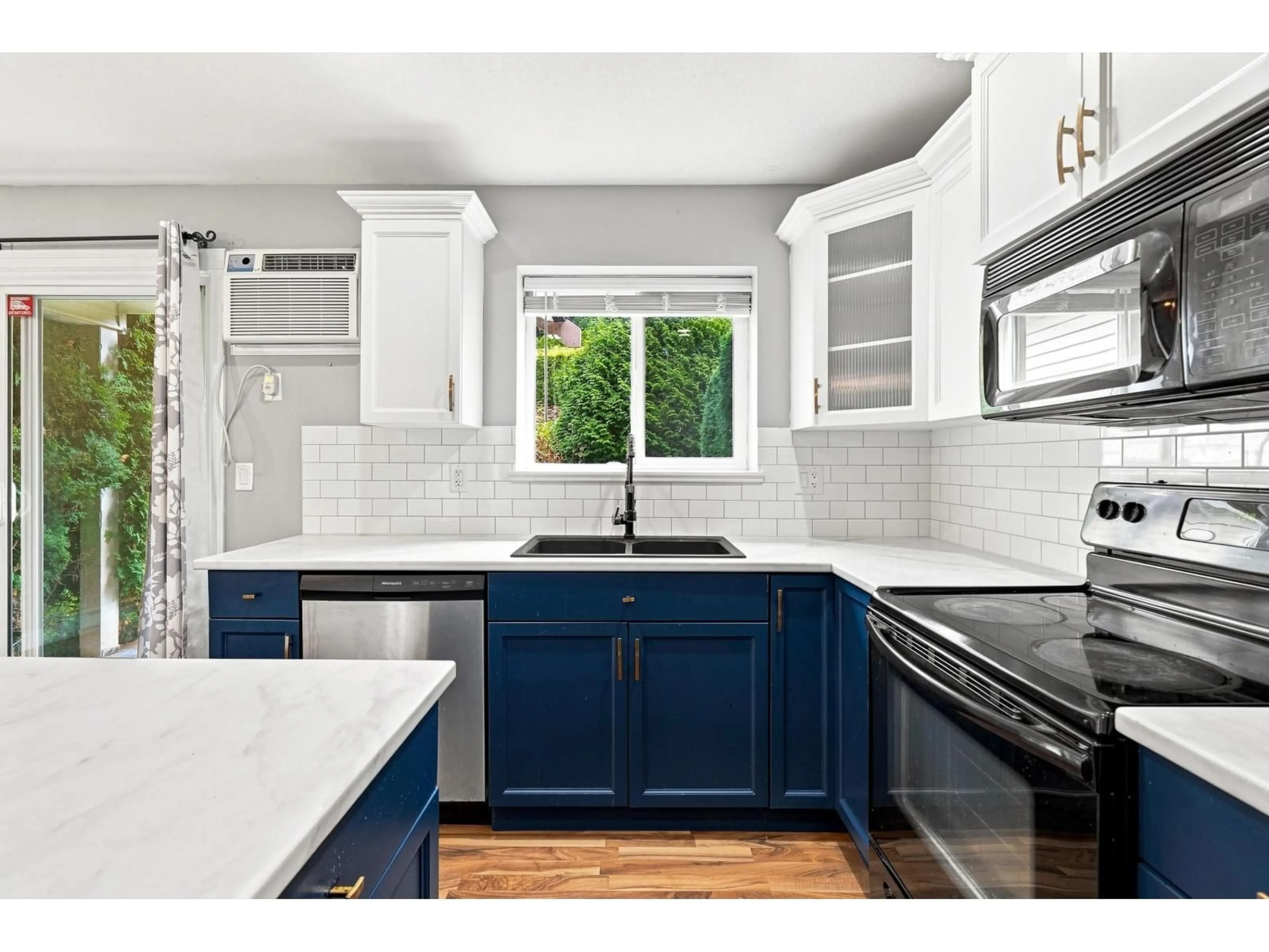 Open concept kitchen, ceramic/tile floor for 6 - 46832 HUDSON ROAD, Chilliwack British Columbia V2R0L9