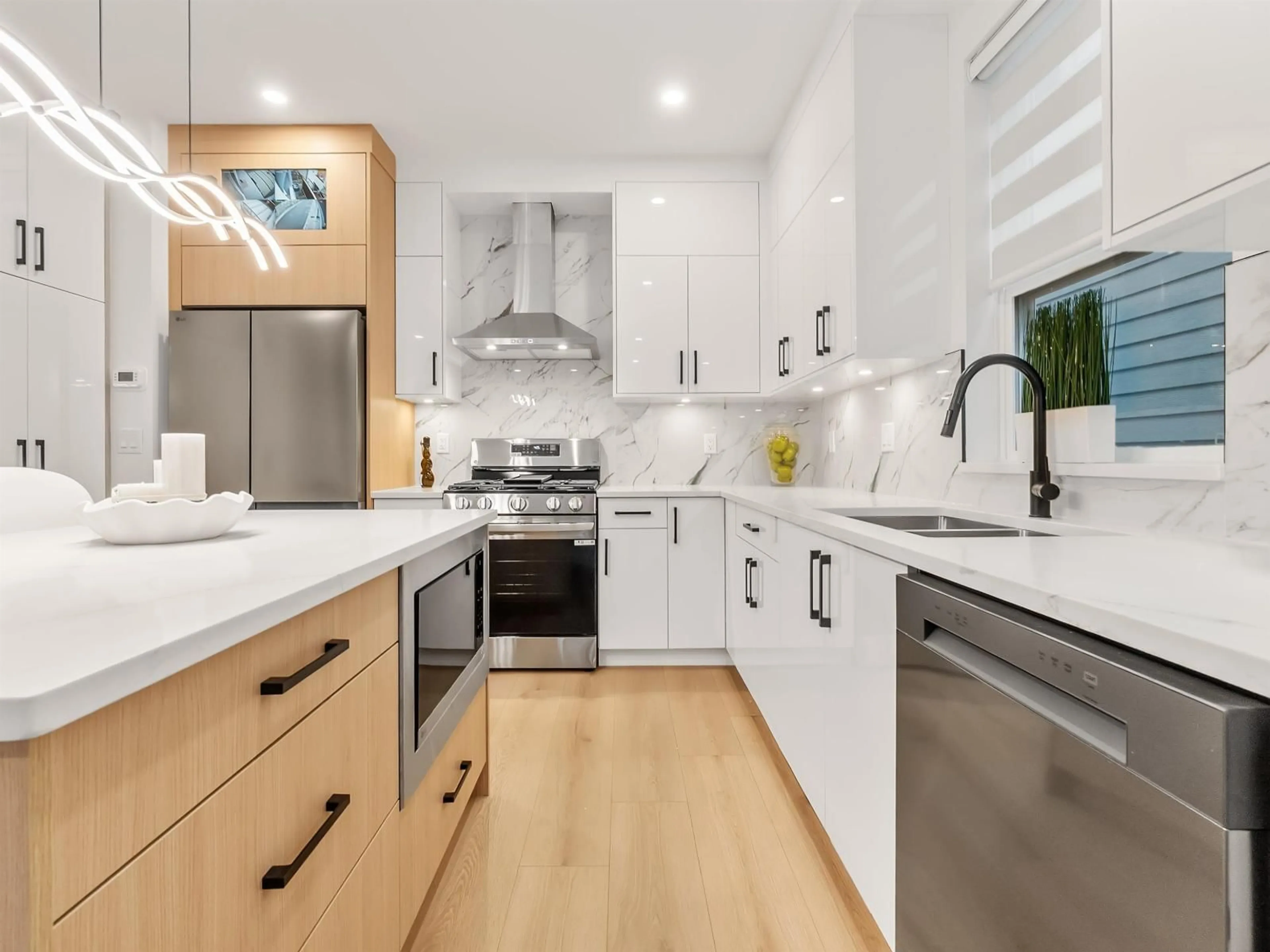 Contemporary kitchen, unknown for 102 - 16693 16 AVENUE, Surrey British Columbia V3S9X7