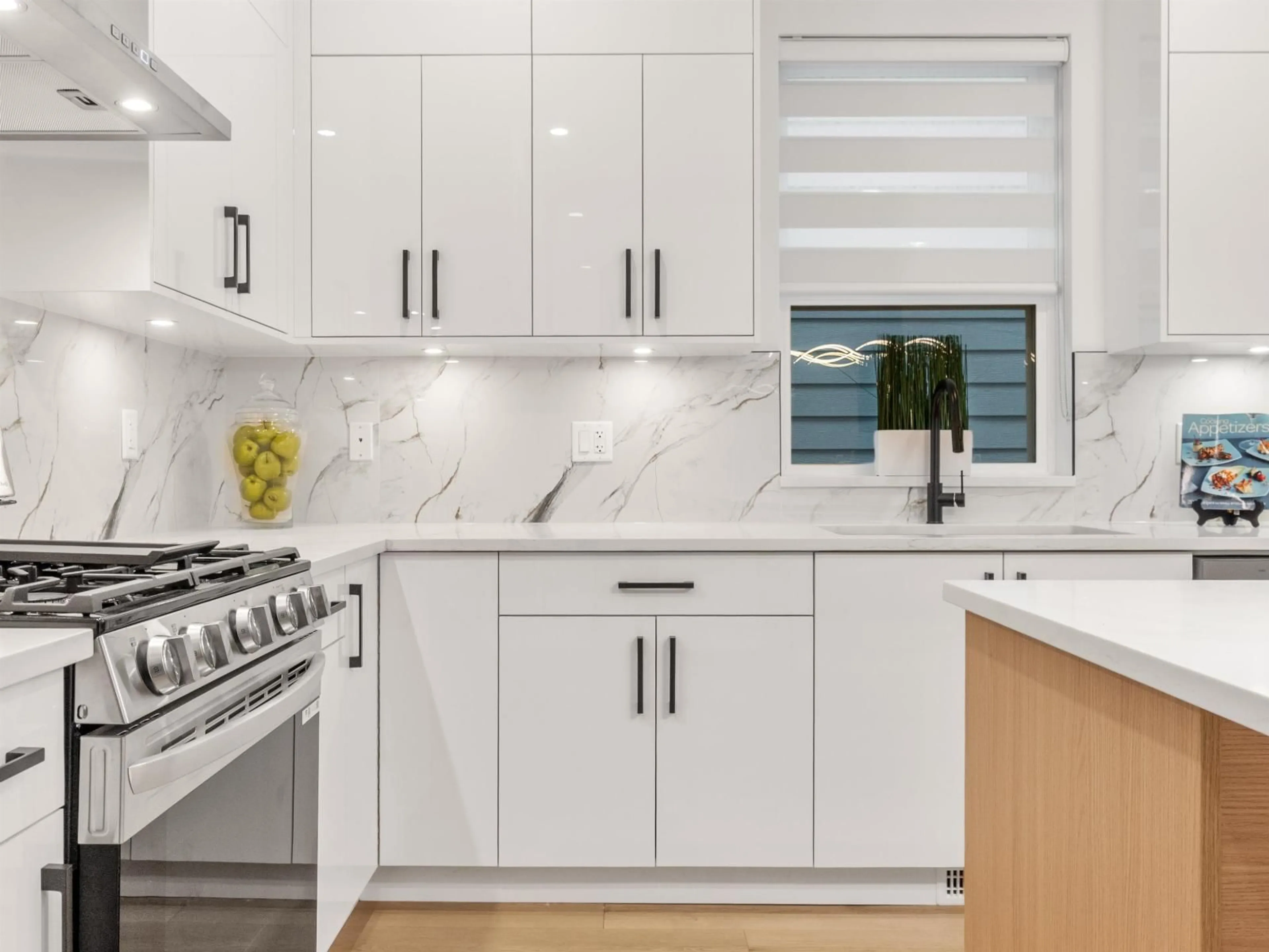 Contemporary kitchen, ceramic/tile floor for 102 - 16693 16 AVENUE, Surrey British Columbia V3S9X7