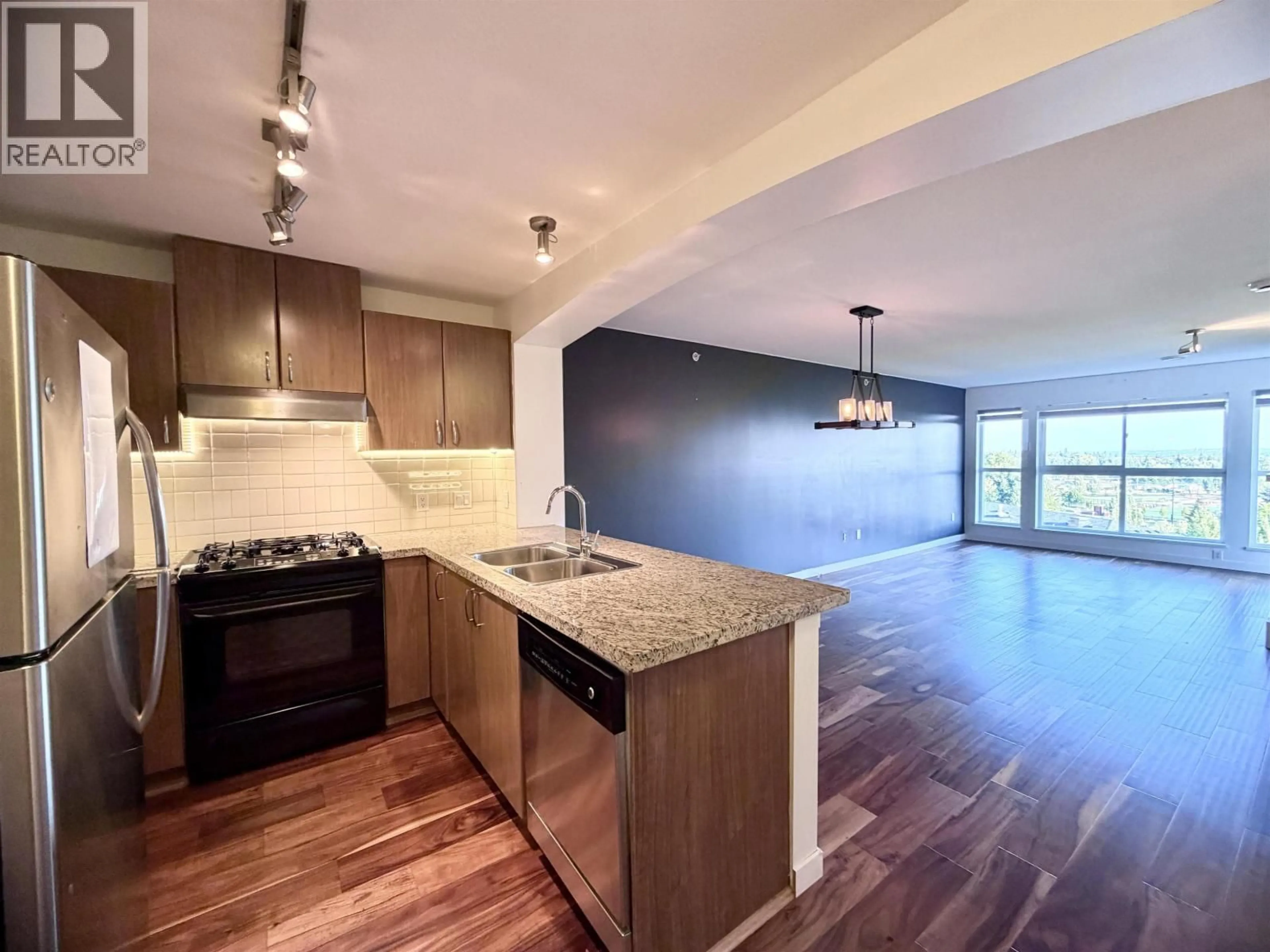 Open concept kitchen, wood/laminate floor for 402 - 3082 DAYANEE SPRINGS BOULEVARD, Coquitlam British Columbia V3E0A3