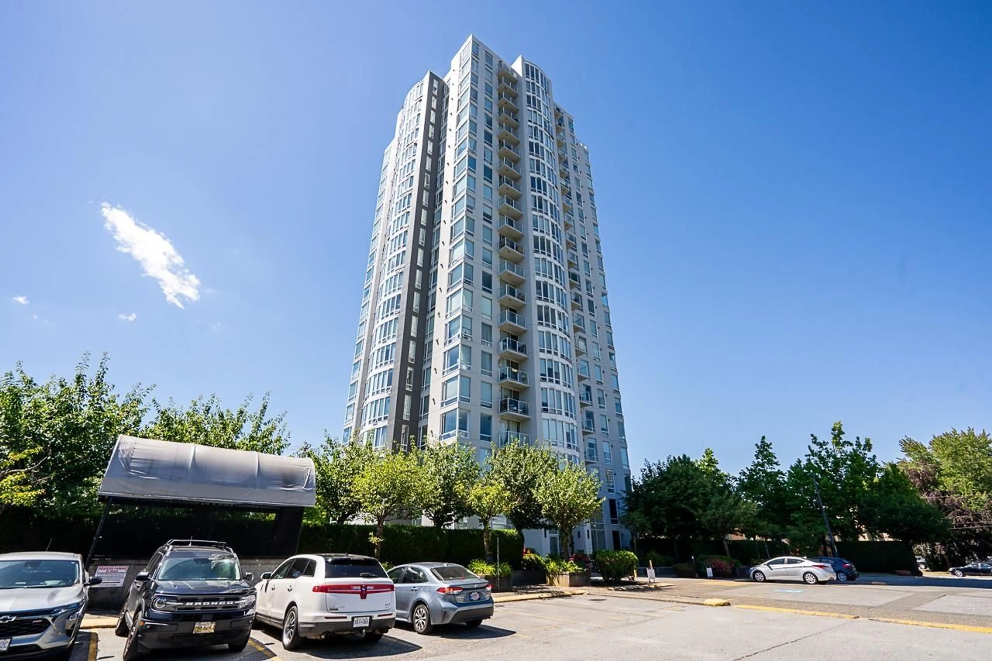 Indoor foyer for 1102 - 14820 104 AVENUE, Surrey British Columbia V3R0V9