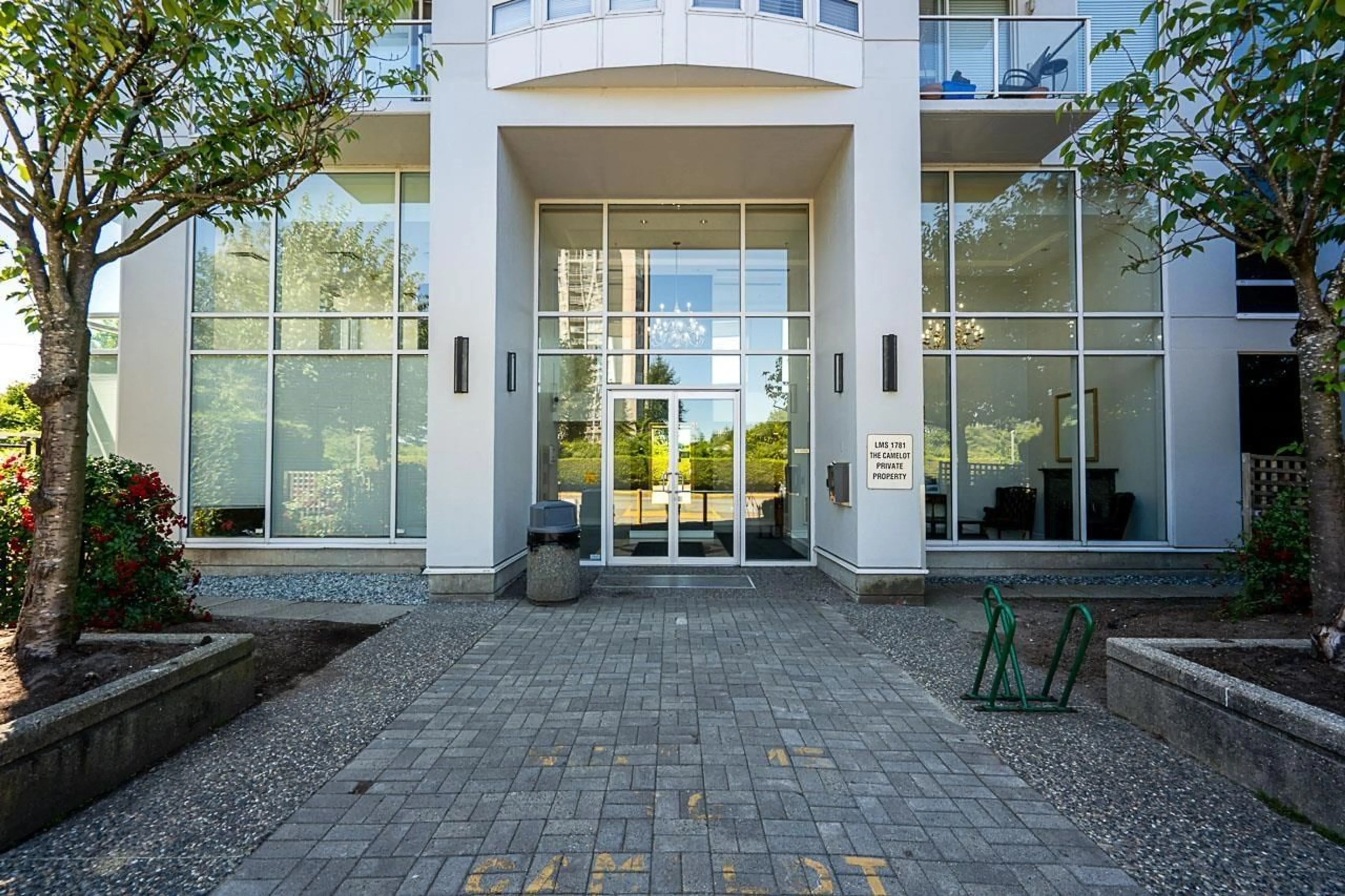 Indoor foyer for 1102 - 14820 104 AVENUE, Surrey British Columbia V3R0V9