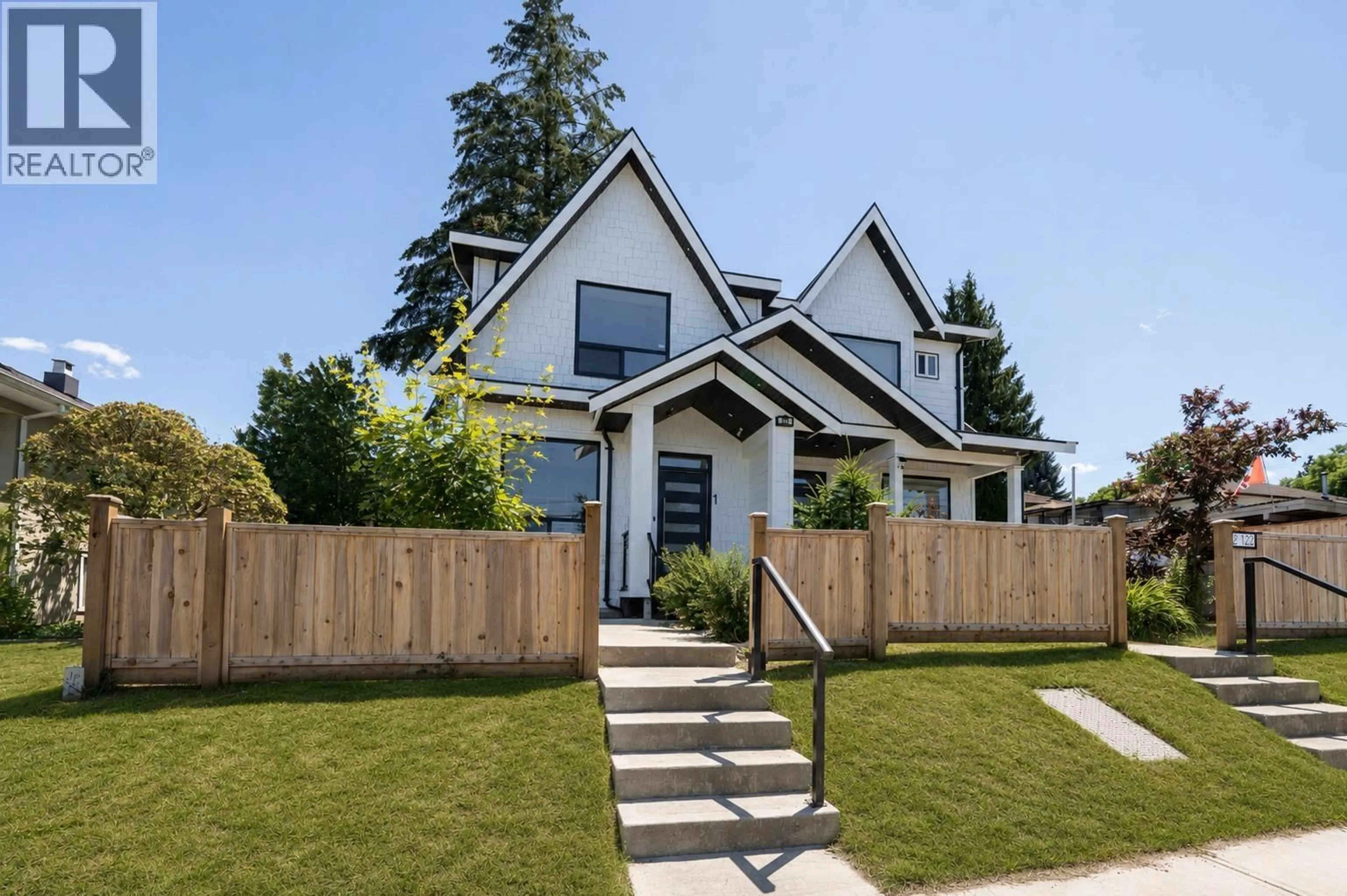 Home with vinyl exterior material, street for 1 - 122 EIGHTH AVENUE, New Westminster British Columbia V3L1X8