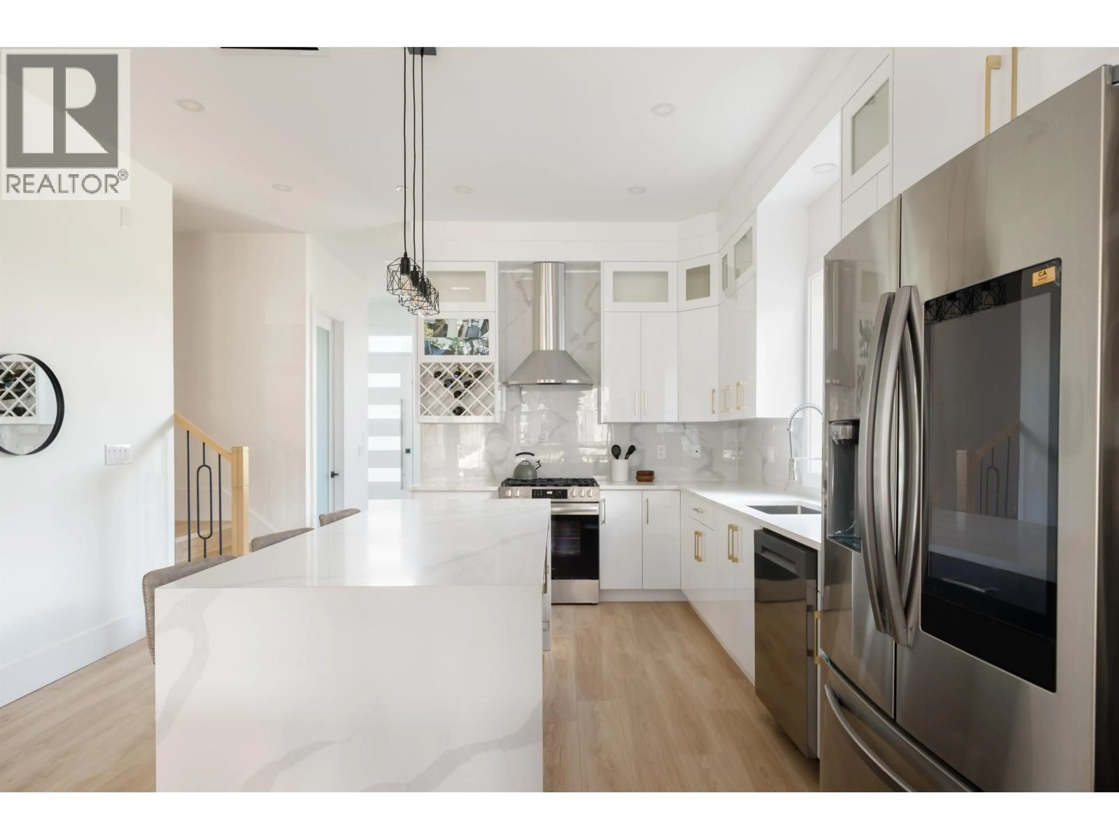 Open concept kitchen, ceramic/tile floor for 1 - 122 EIGHTH AVENUE, New Westminster British Columbia V3L1X8