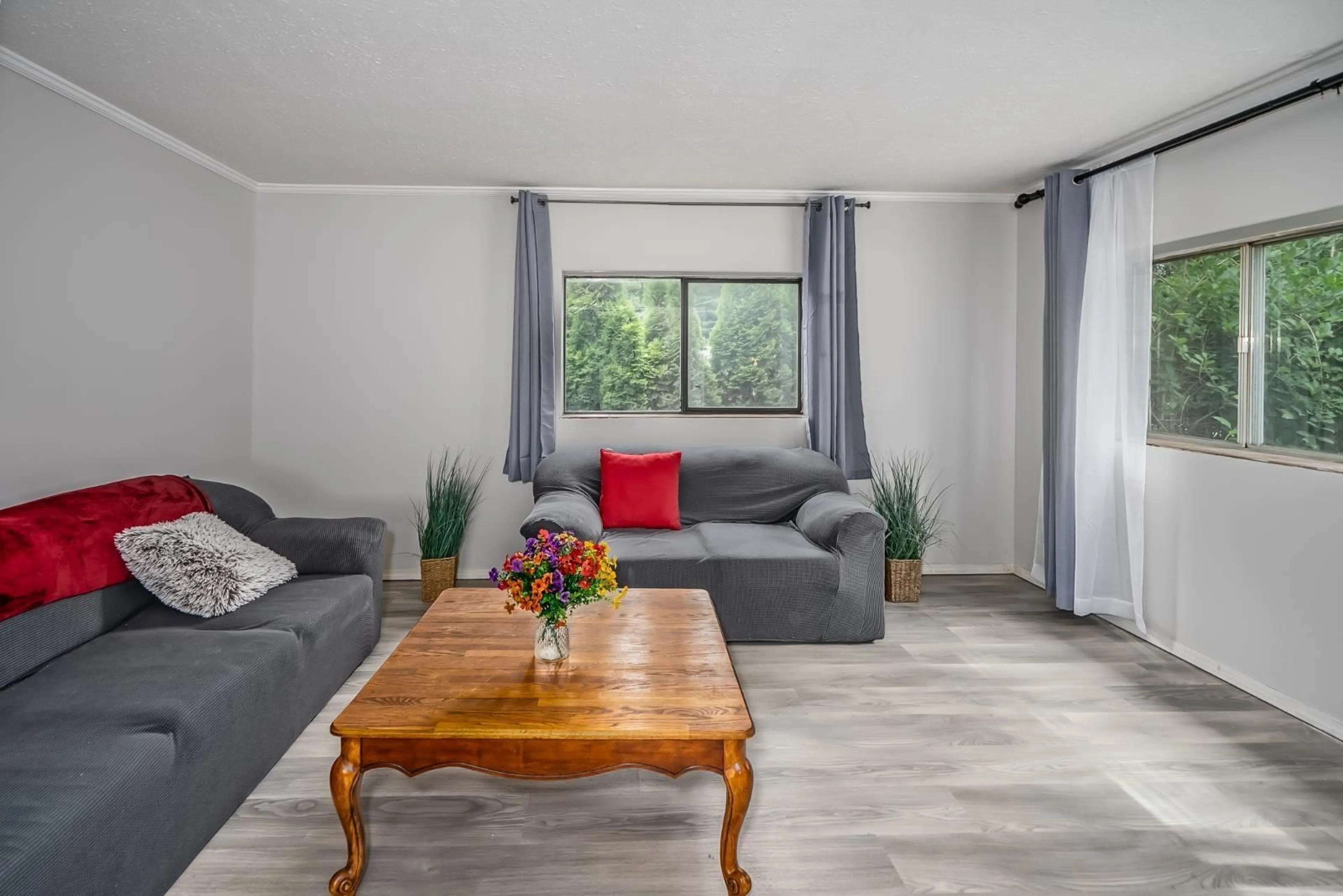 Living room with furniture, wood/laminate floor for 68 - 3942 COLUMBIA VALLEY ROAD, Cultus Lake British Columbia V2R5B1