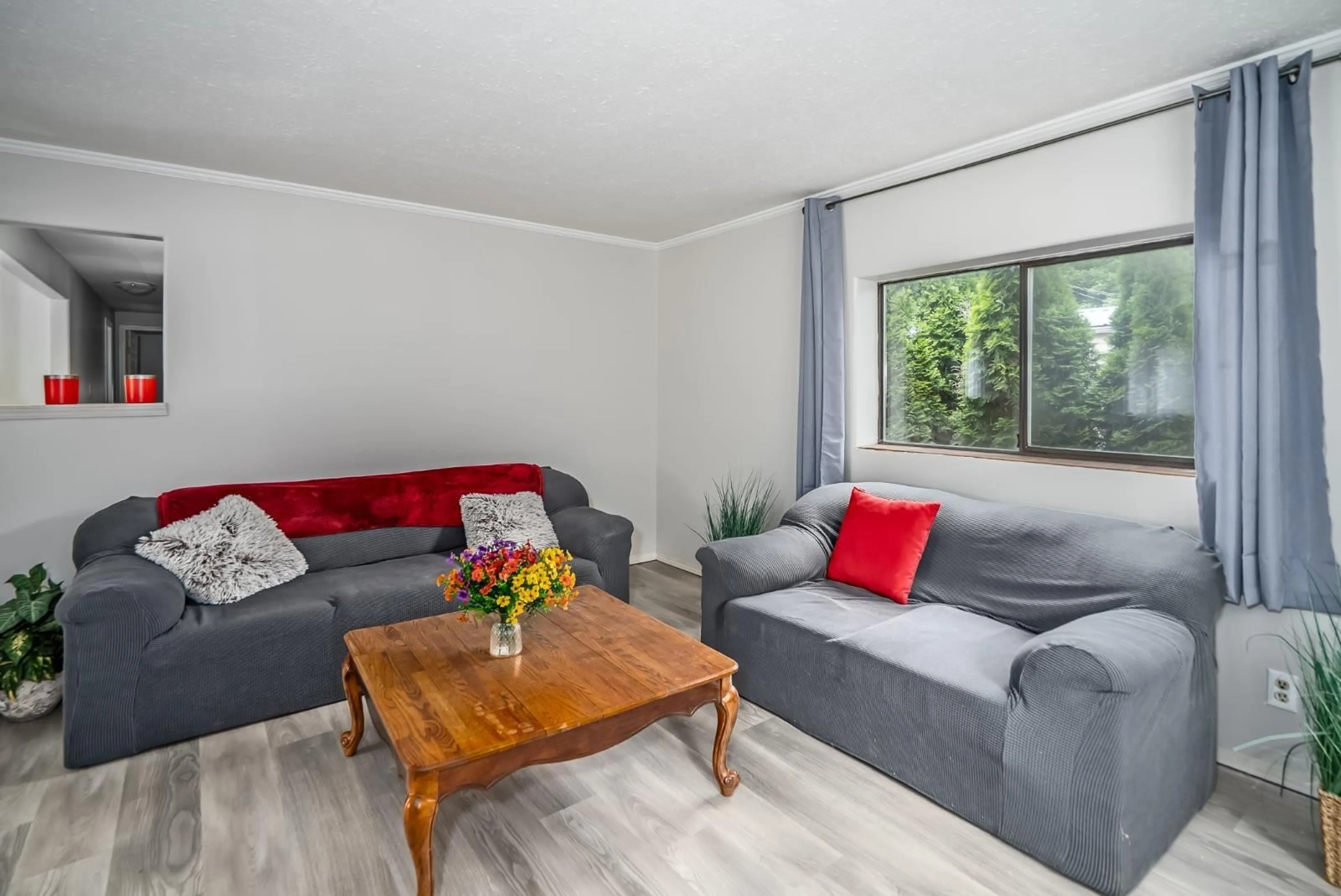 Living room with furniture, wood/laminate floor for 68 - 3942 COLUMBIA VALLEY ROAD, Cultus Lake British Columbia V2R5B1