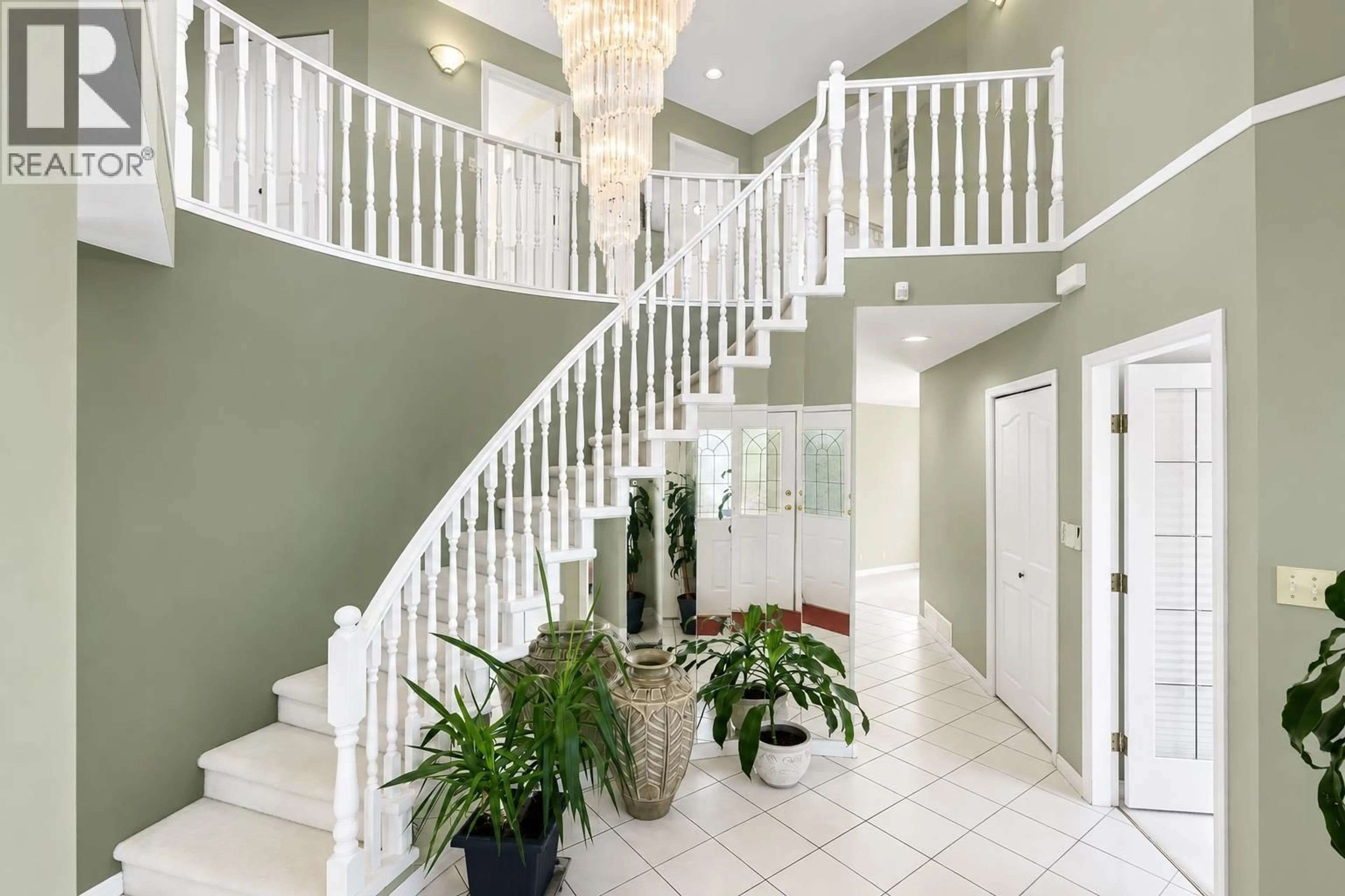 Indoor foyer for 2607 PANORAMA DRIVE, Coquitlam British Columbia V3E2W1