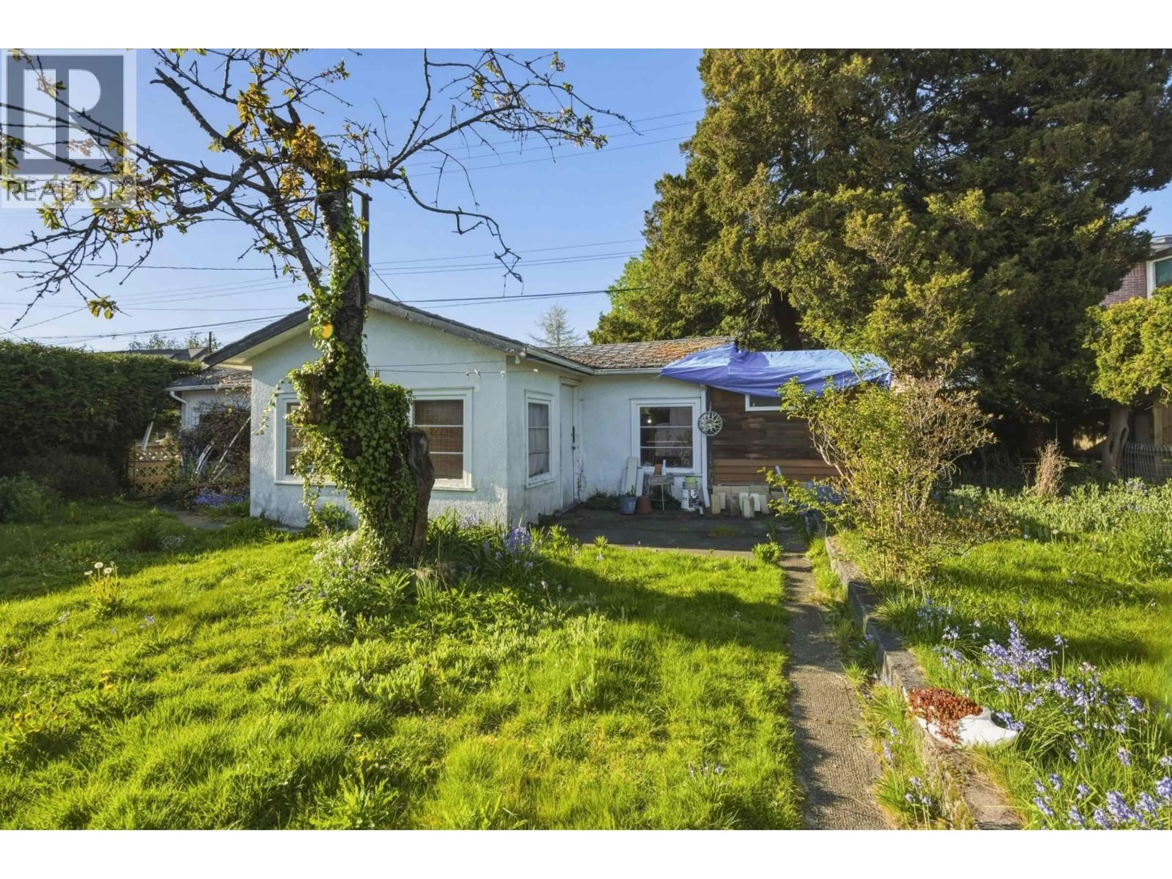 A pic from outside/outdoor area/front of a property/back of a property/a pic from drone, street for 433 48TH AVENUE, Vancouver British Columbia V5W2E4
