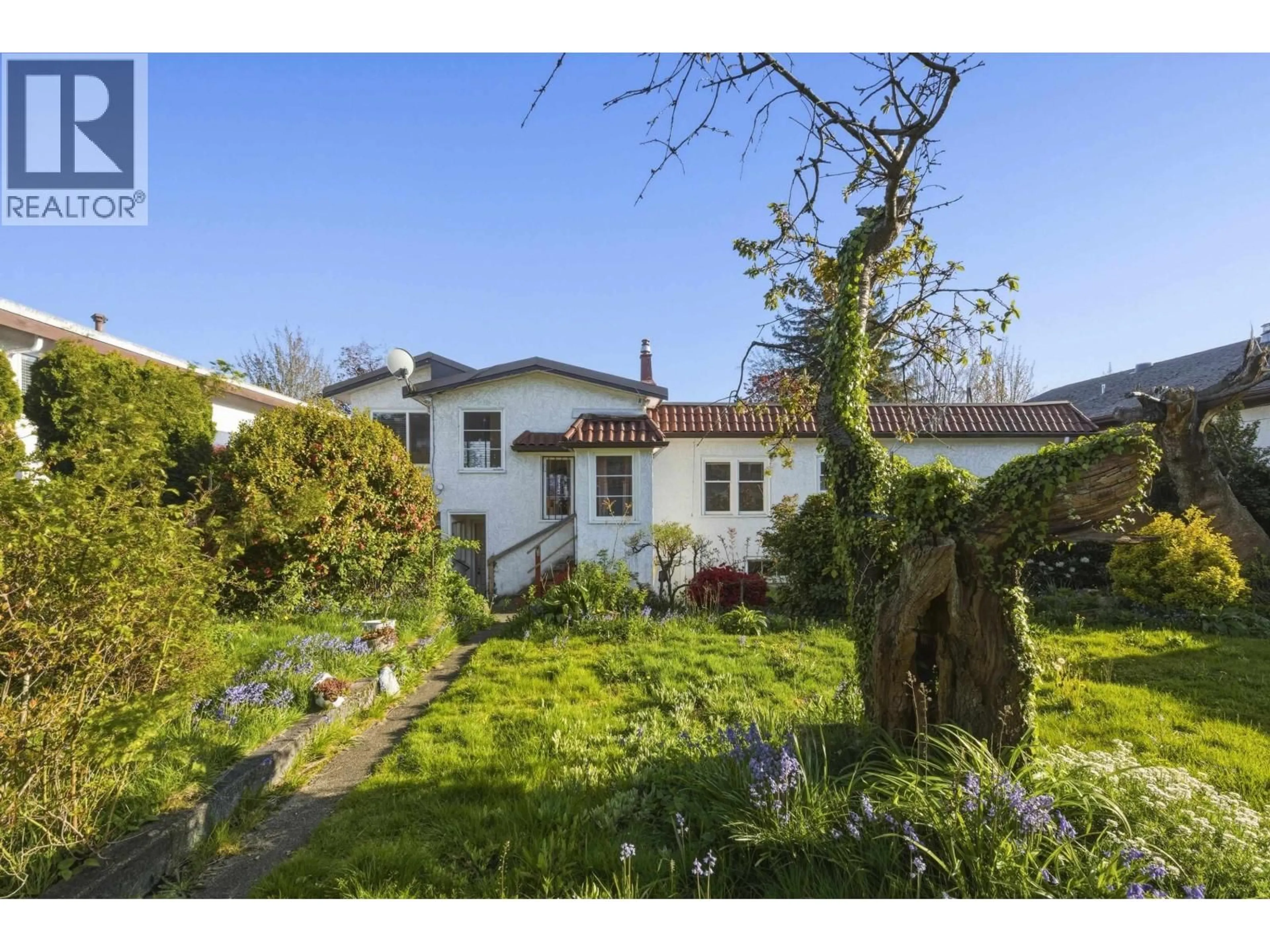 A pic from outside/outdoor area/front of a property/back of a property/a pic from drone, street for 433 48TH AVENUE, Vancouver British Columbia V5W2E4