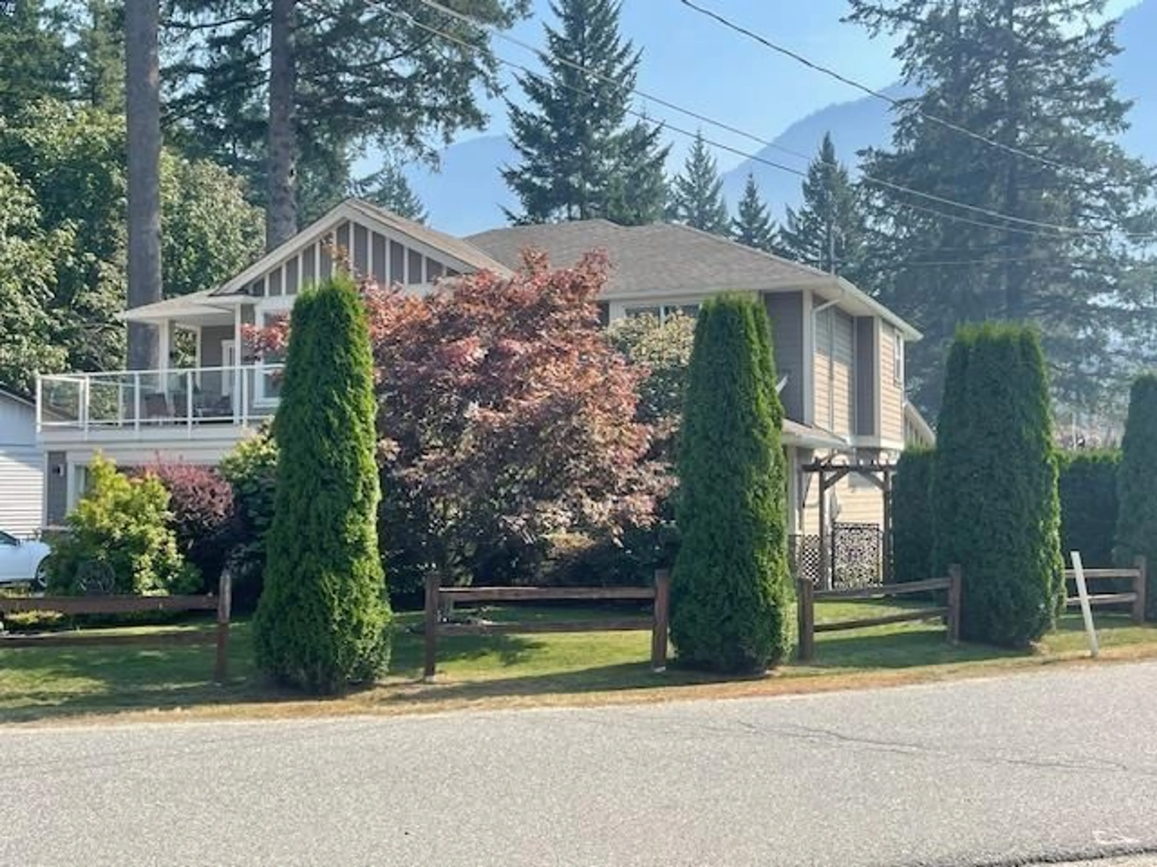 Home with vinyl exterior material, street for 21296 LAKEVIEW CRESCENT, Hope British Columbia V0X1L1