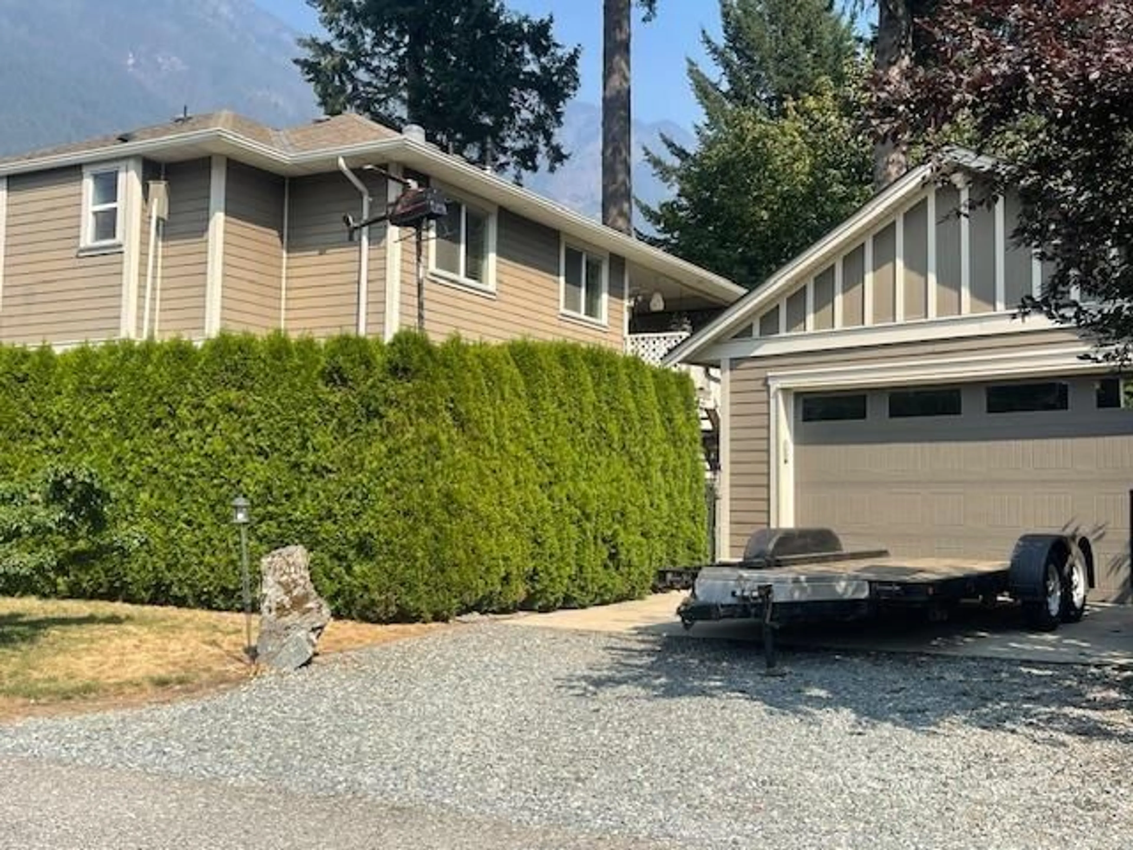 Home with vinyl exterior material, street for 21296 LAKEVIEW CRESCENT, Hope British Columbia V0X1L1