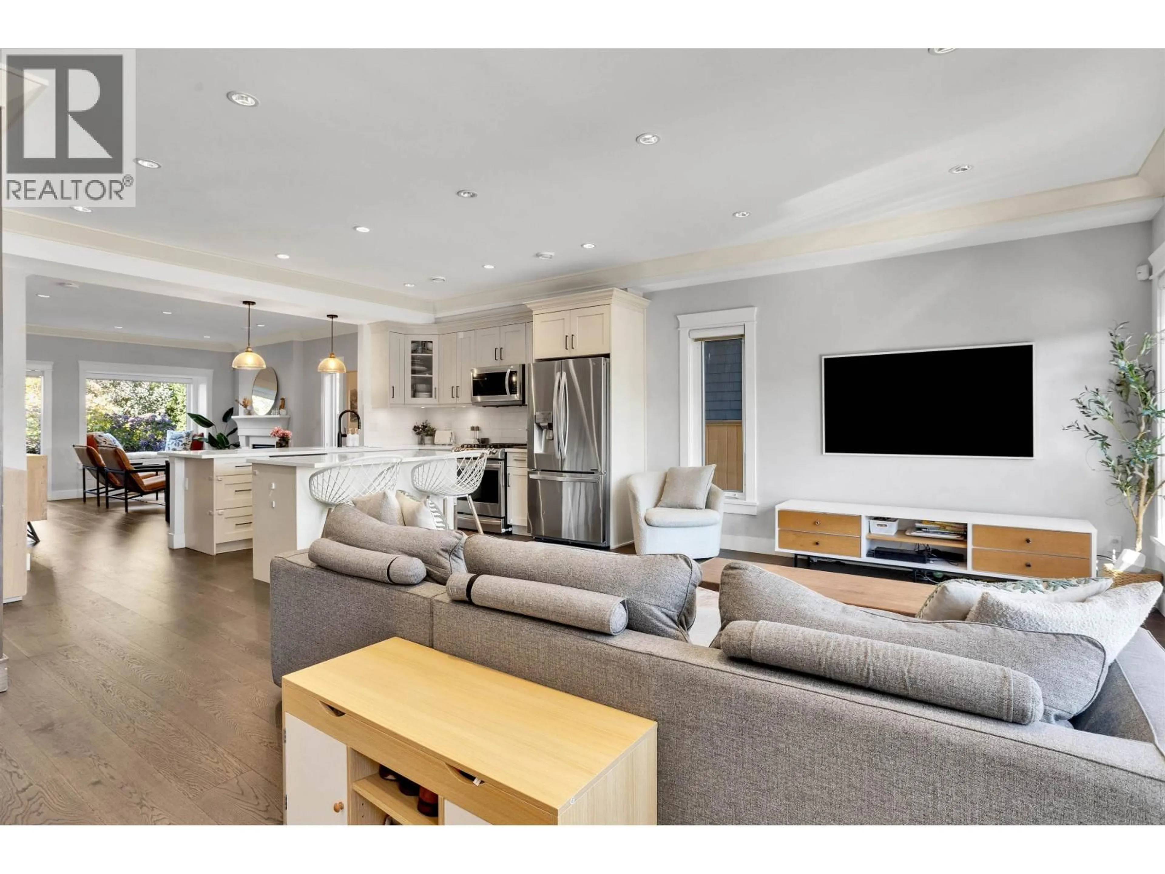 Unknown for 545 4TH STREET, North Vancouver British Columbia V7L1J7