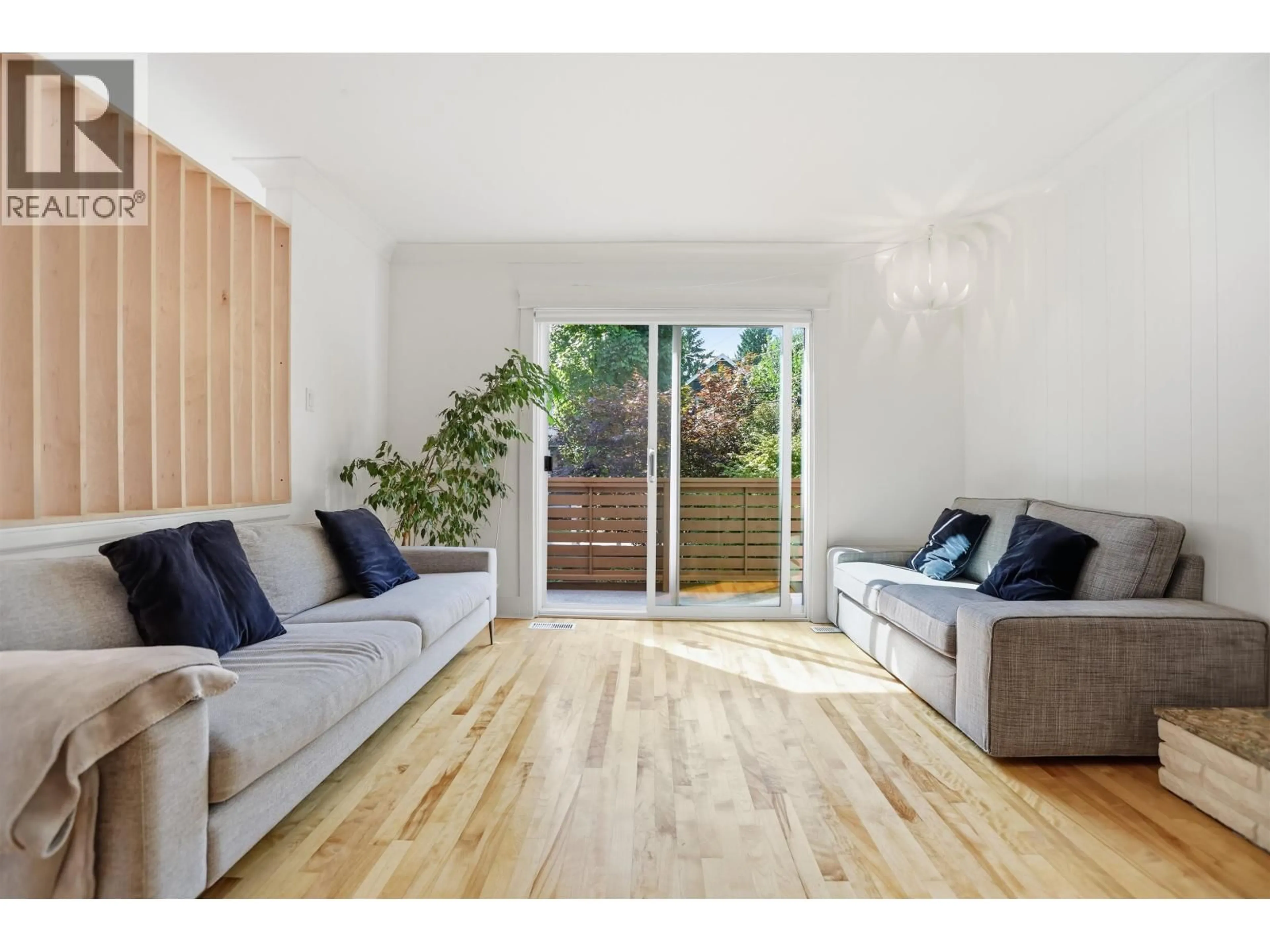 Living room with furniture, wood/laminate floor for 375 28TH AVENUE, Vancouver British Columbia V5V2M8