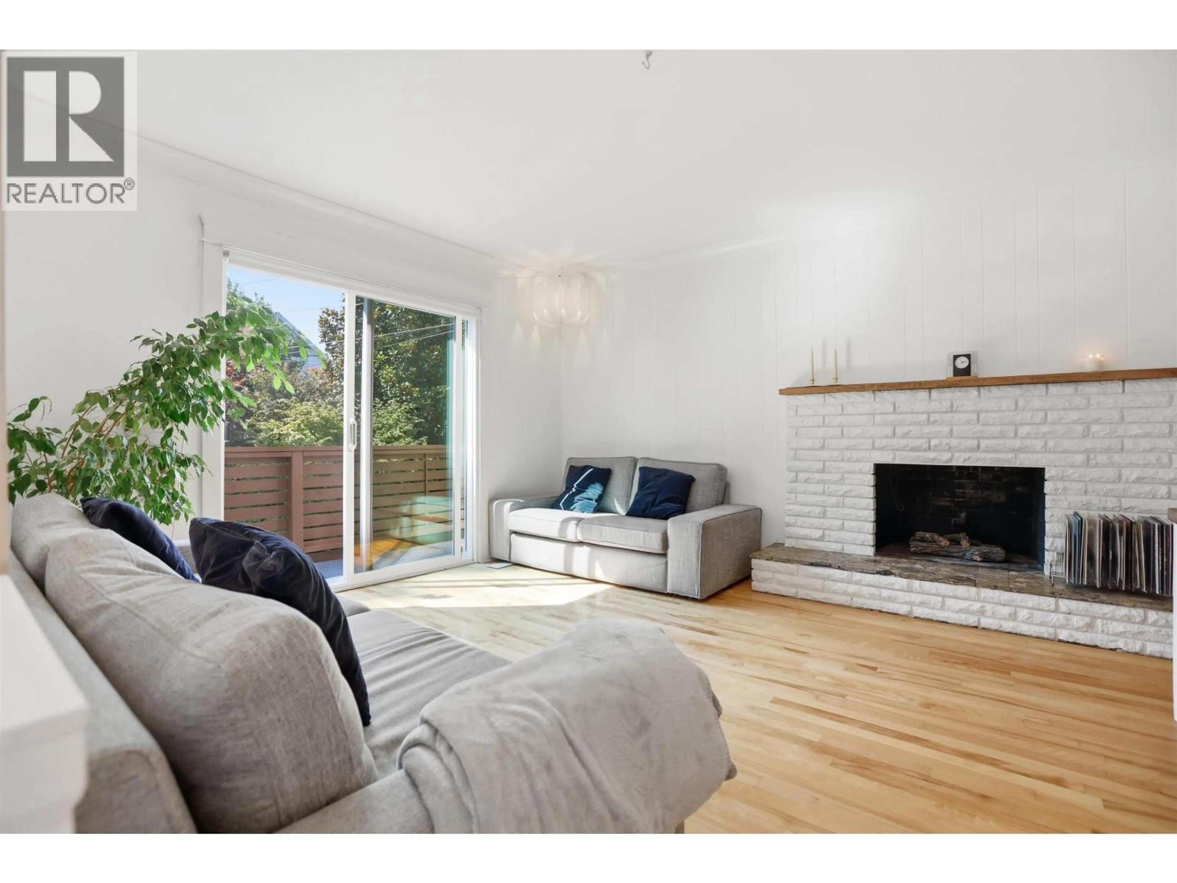 Living room with furniture, wood/laminate floor for 375 28TH AVENUE, Vancouver British Columbia V5V2M8