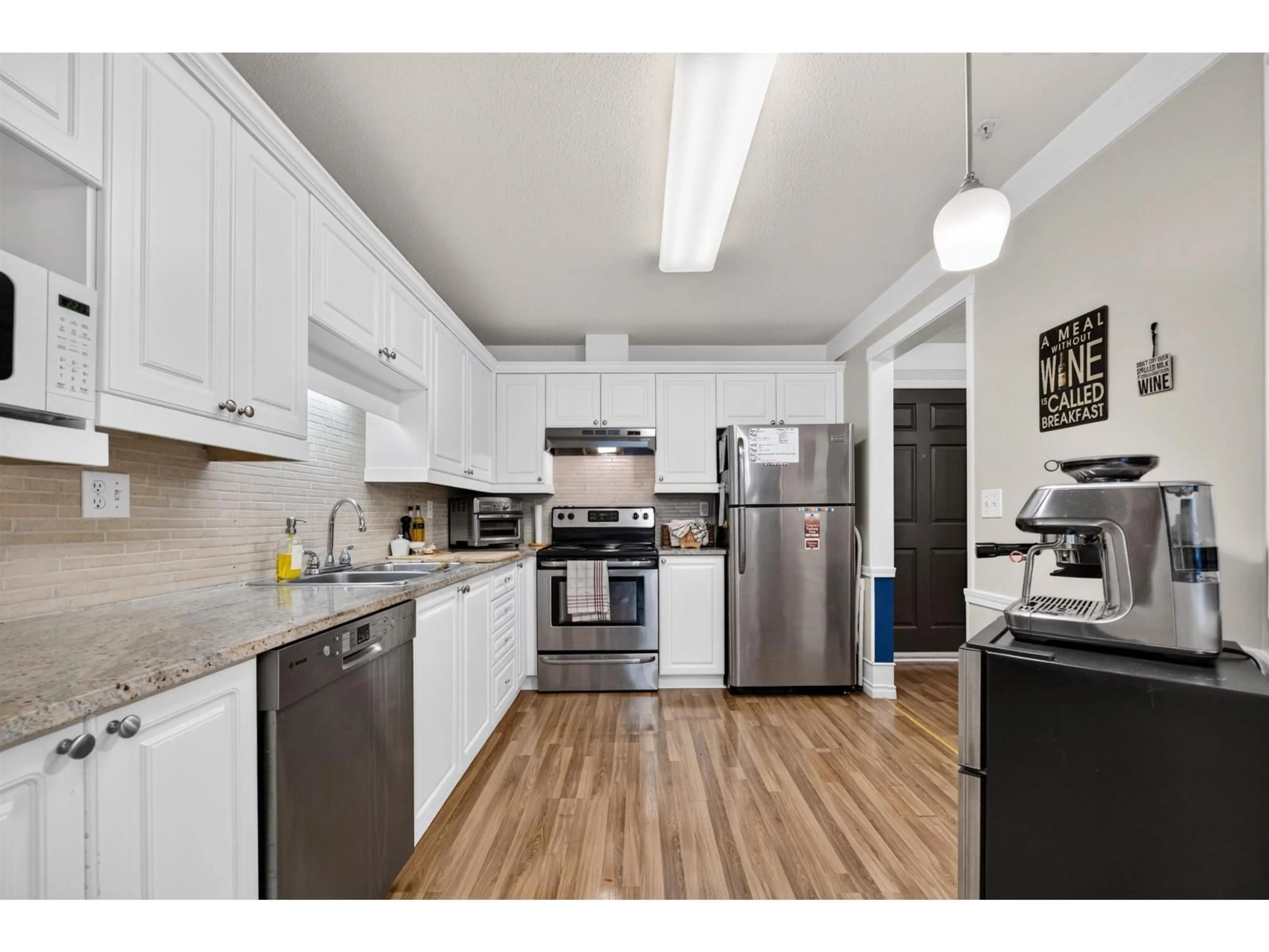 Open concept kitchen, wood/laminate floor for 232 - 8068 120A STREET, Surrey British Columbia V3W3P3