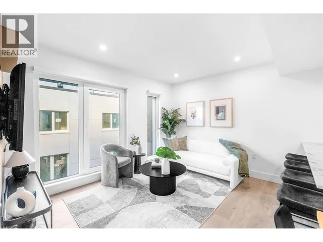 2069 1ST AVENUE, Vancouver 4