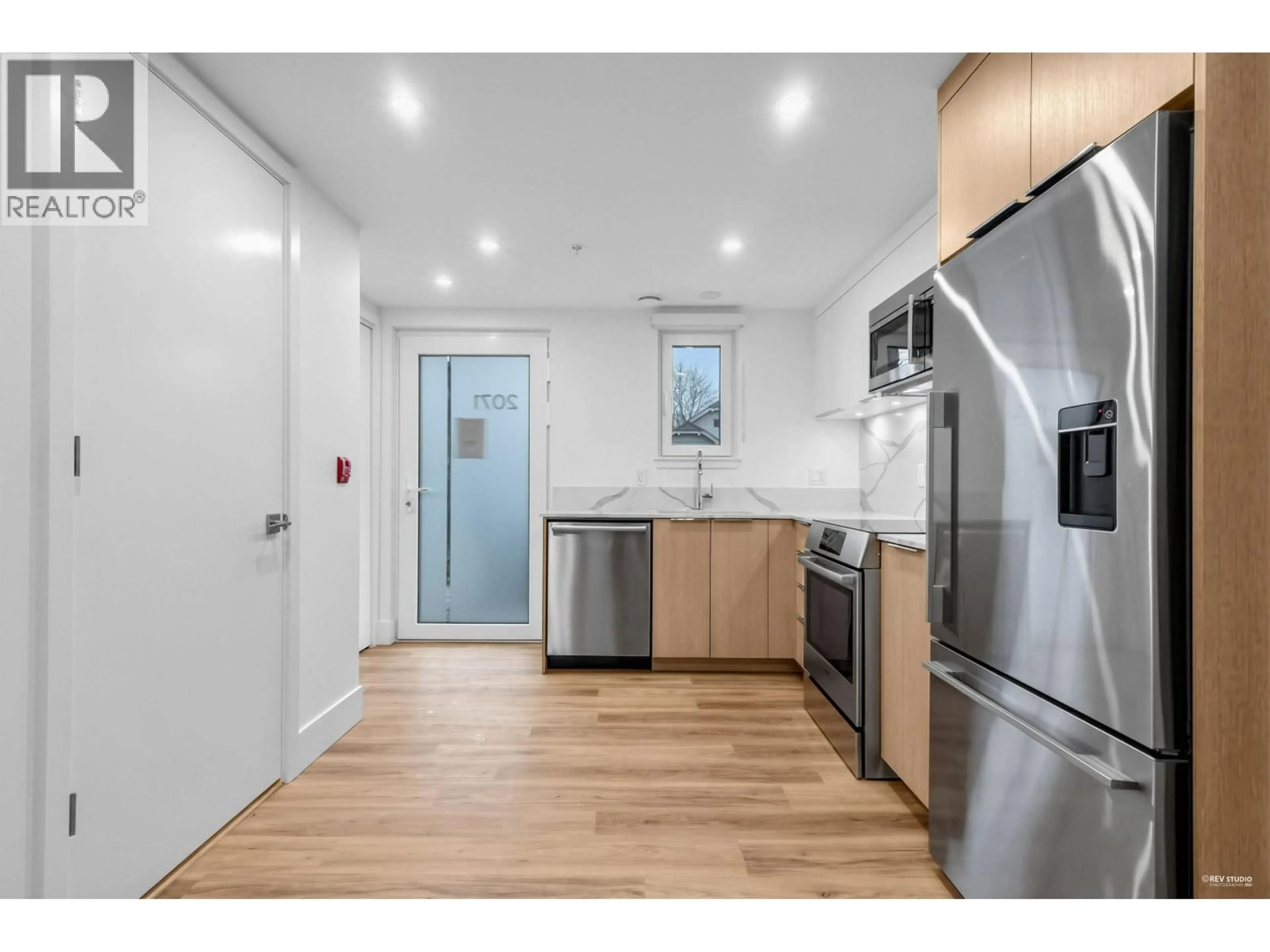 Standard kitchen, unknown for 2071 1ST AVENUE, Vancouver British Columbia V5N1B6