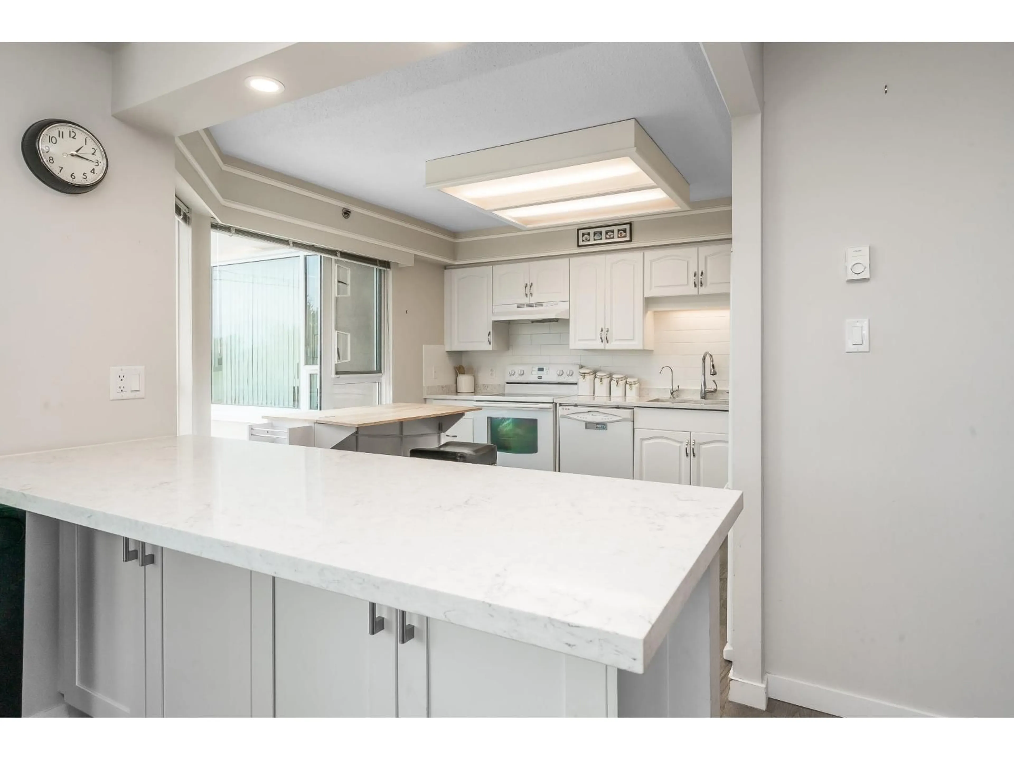 Open concept kitchen, ceramic/tile floor for 404 - 3170 GLADWIN ROAD, Abbotsford British Columbia V2T5T1