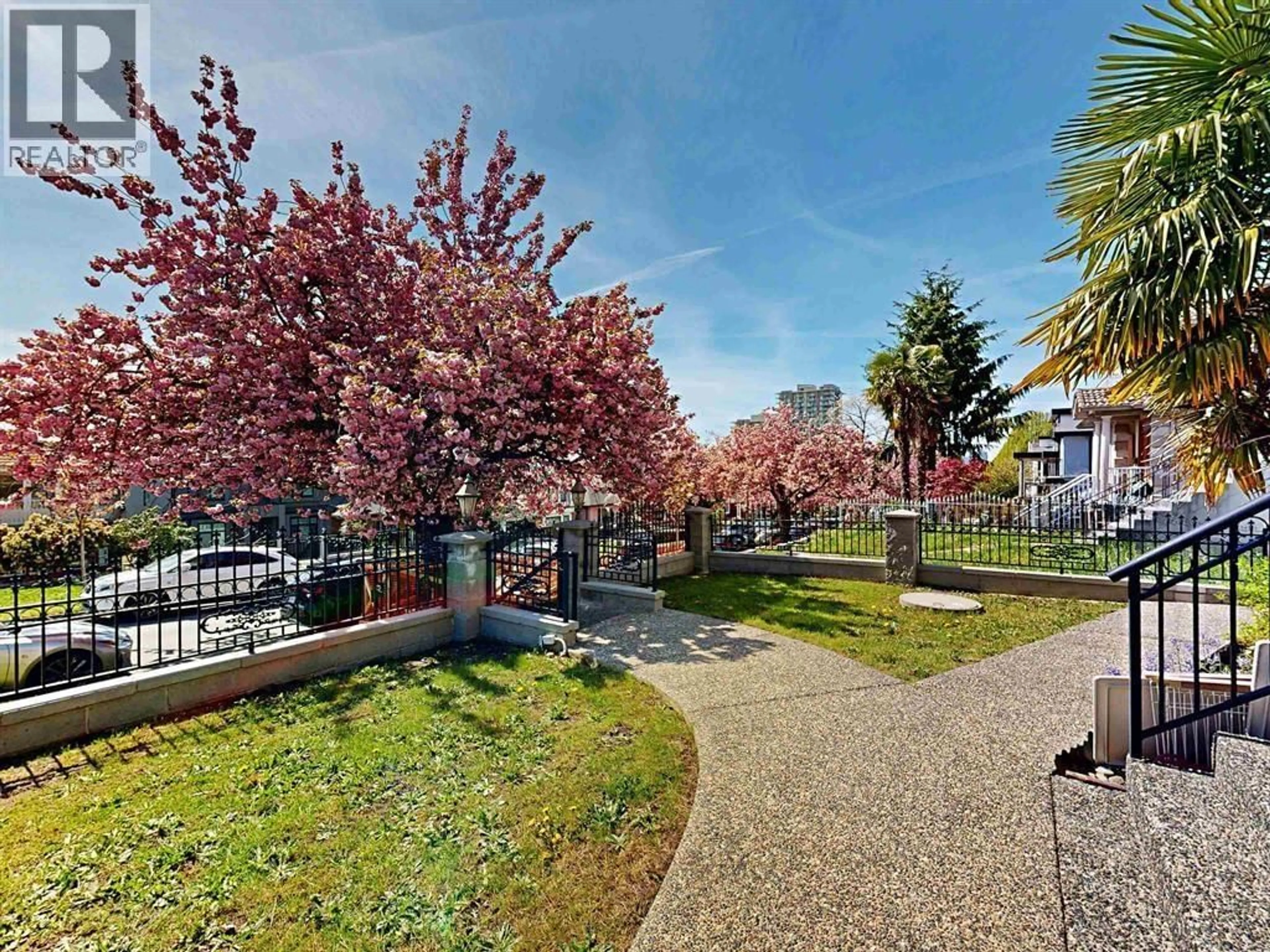 A pic from outside/outdoor area/front of a property/back of a property/a pic from drone, street for 919 64TH AVENUE, Vancouver British Columbia V5X2N5